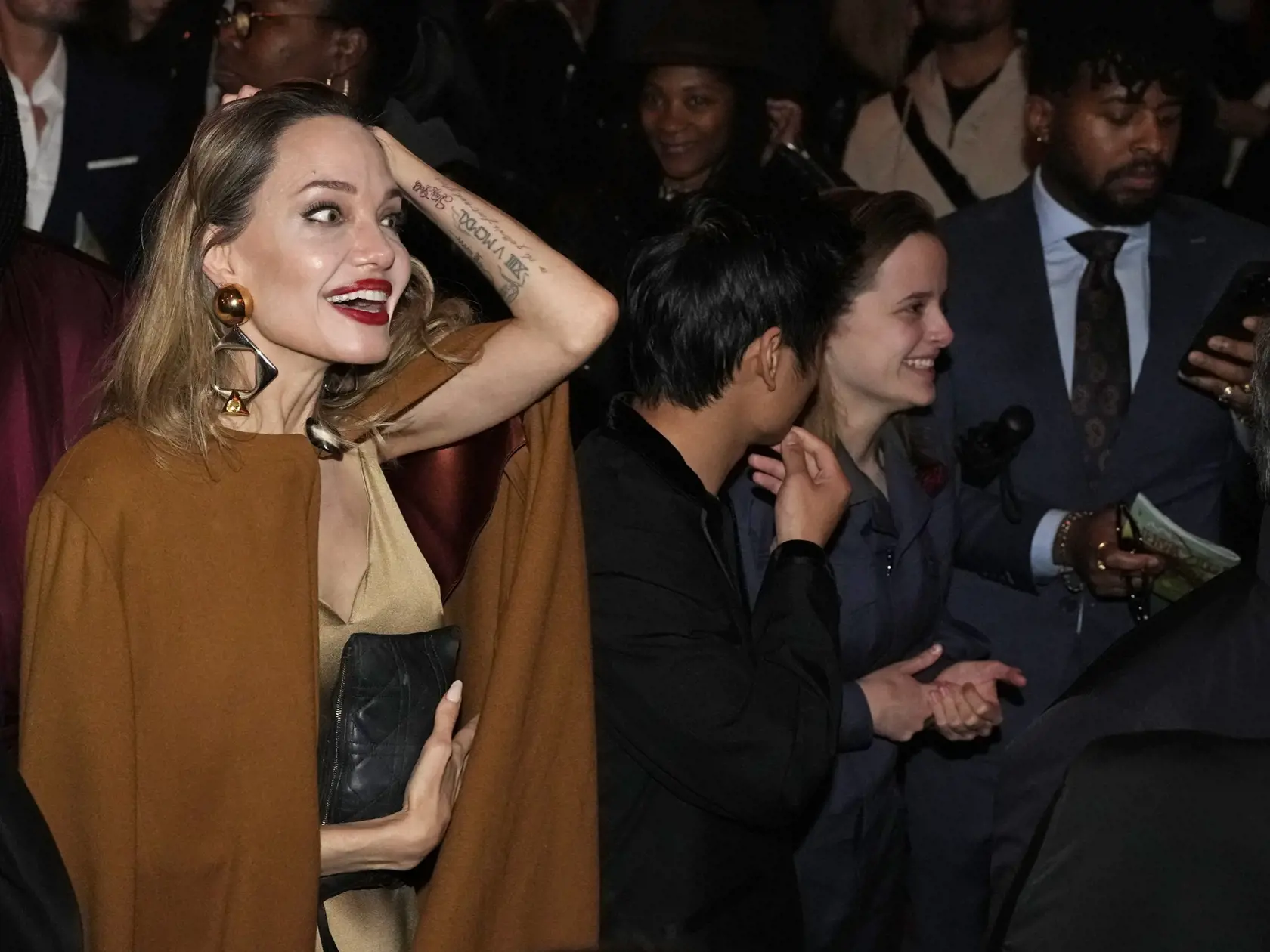 Angelina Jolie prišla na premiéru so synom Paxom a dcérou Vivienne.