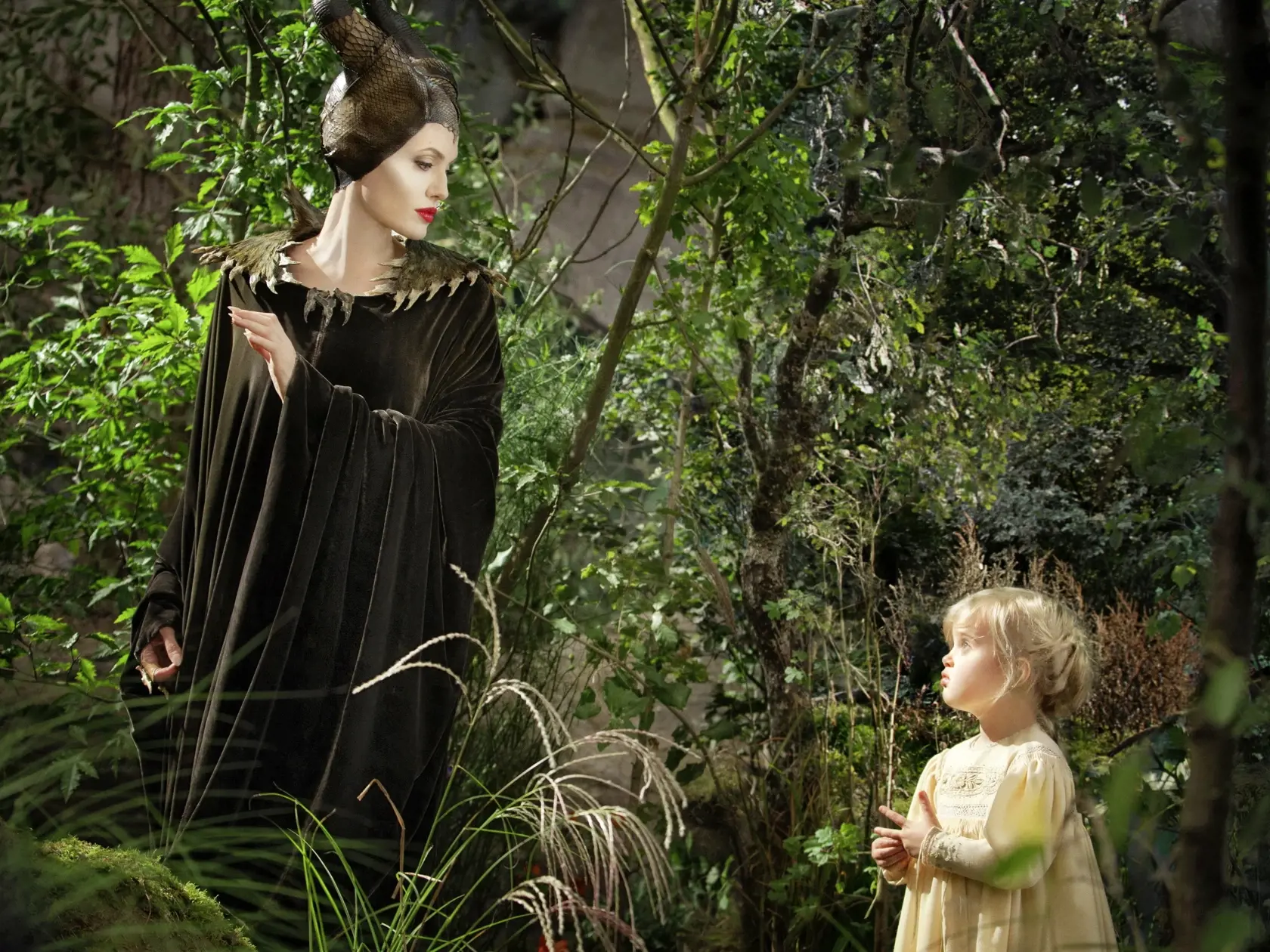 Angelina Jolie a malá Vivienne vo filme Vládkyňa zla.