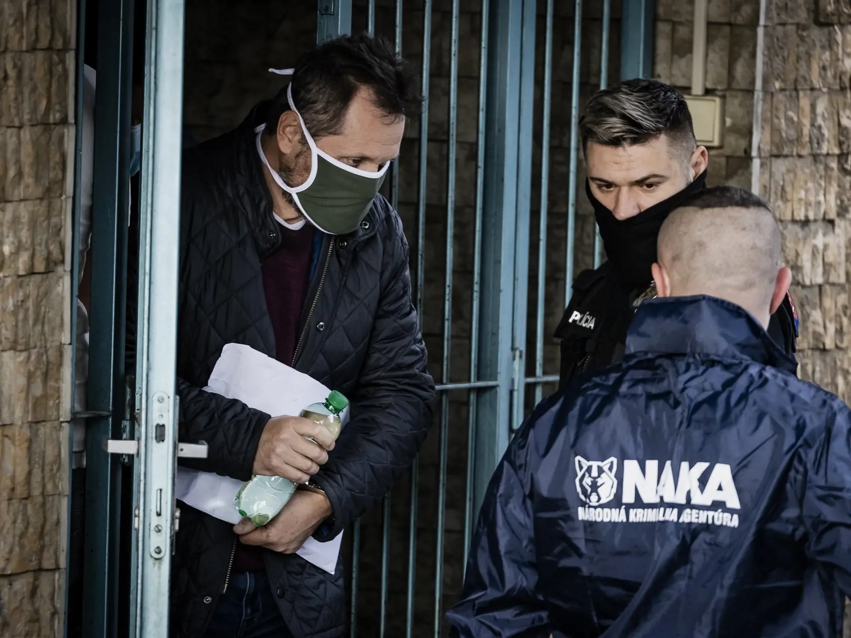 V budove Národnej kriminálnej agentúry v Nitre prebiehajú výsluchy zadržaných osôb v rámci akcie Víchrica.