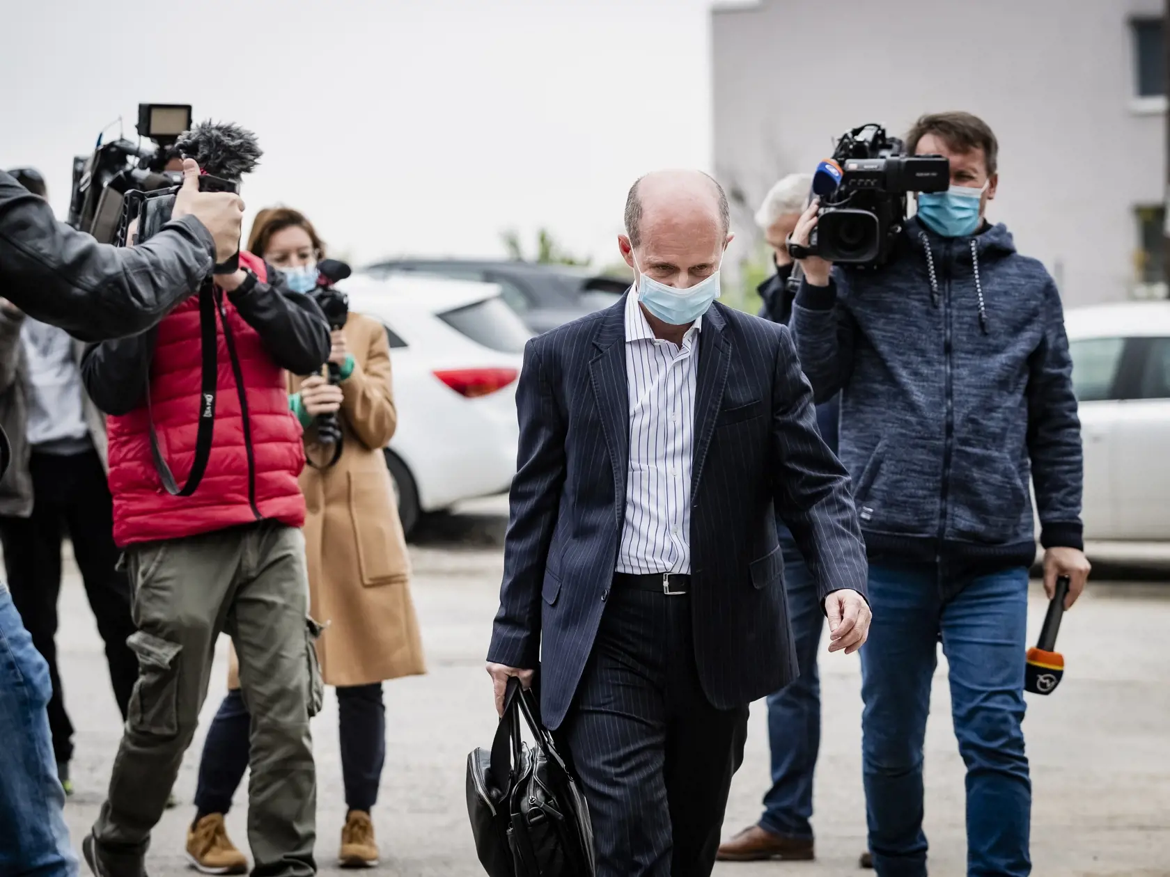 V budove Národnej kriminálnej agentúry v Nitre prebiehajú výsluchy zadržaných osôb v rámci akcie Víchrica.Na snímke Sergej Romža, právny zástupca sudcu Najvyššieho súdu Slovenskej republiky Jozefa Kolcuna.