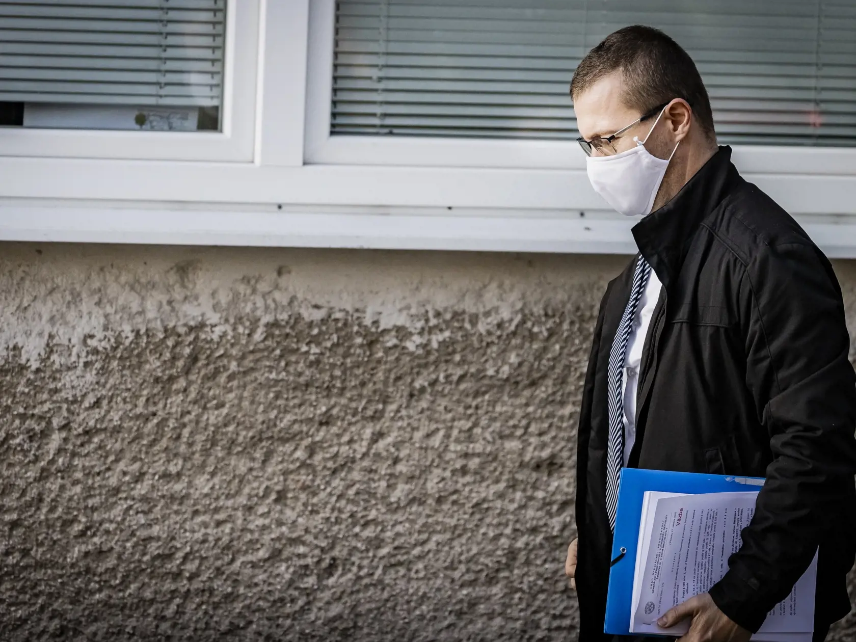 V budove Národnej kriminálnej agentúry v Nitre prebiehajú výsluchy zadržaných osôb v rámci akcie Víchrica. Na snímke advokát sudcu bývalého sudcu Dávida Lintnera, JUDr. Milan Cíbik.