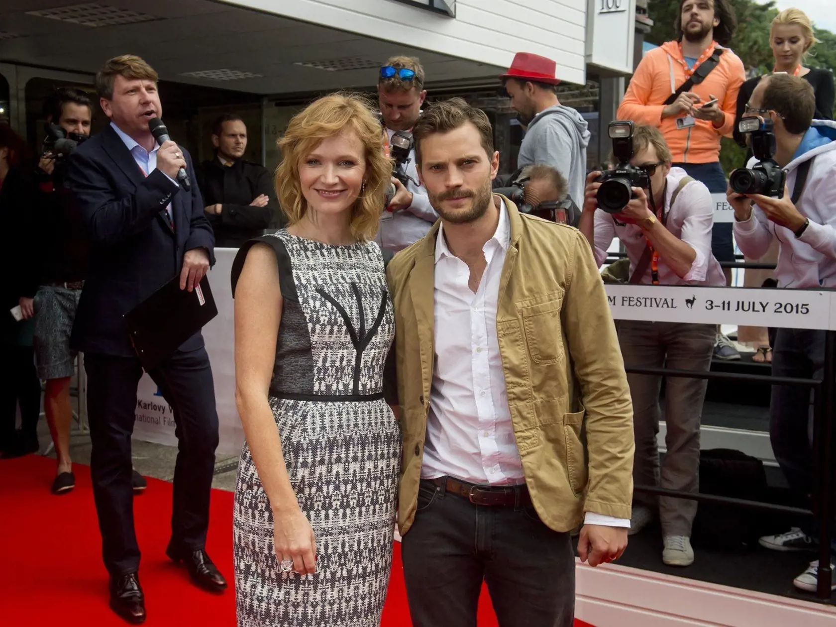 Jamie Dornan si na červenom koberci v Karlových