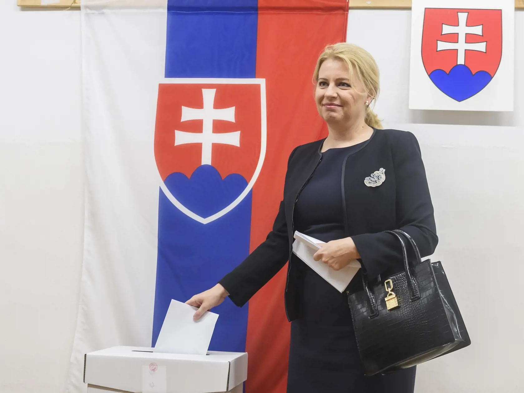 Na Slovensku sa v sobotu začali v poradí piate voľby do Európskeho parlamentu. Občania budú voliť 15 europoslancov z 22 politických strán a jednej koalície. Na snímke prezidentka SR Zuzana Čaputová vhadzuje obálku s hlasovacím lístkom do volebnej schránky vo voľbách do Európskeho parlamentu v Pezinku 8. júna 2024. FOTO TASR - Jaroslav Novák