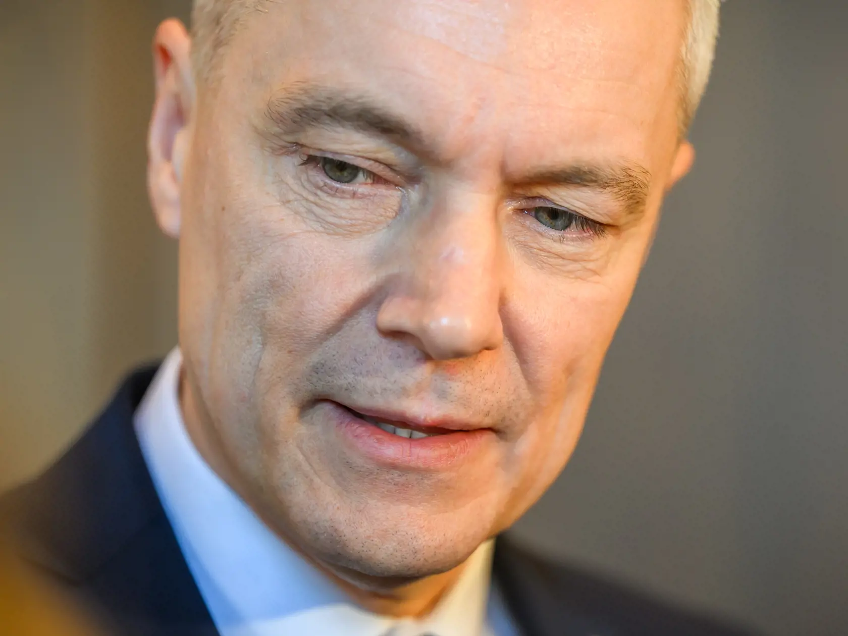 Na snímke poslanec Národnej rady (NR) SR Ján Ferenčák (Hlas-SD) reaguje pred hlasovaním poslancov, ktorí na prvý pokus neotvorili mimoriadnu schôdzu parlamentu k zdravotníckemu a stavebnému zákonu v Bratislave v utorok 4. februára 2025. Poslanci neboli totiž uznášaniaschopní. V rokovacej sále sa ich prezentovalo len 75, teda menej ako potrebný počet. Poslancov čaká o 13.37 h ďalší pokus, kedy sa schôdzu opätovne pokúsia otvoriť. Poslanci majú na schôdzi riešiť zdravotnícky zákon súvisiaci s dohodou s lekárskymi odborármi. Na programe majú tiež stavebný zákon aj návrh na úpravu niektorých zákonov v súvislosti so zmenami ním vyvolanými. FOTO TASR - Jaroslav Novák