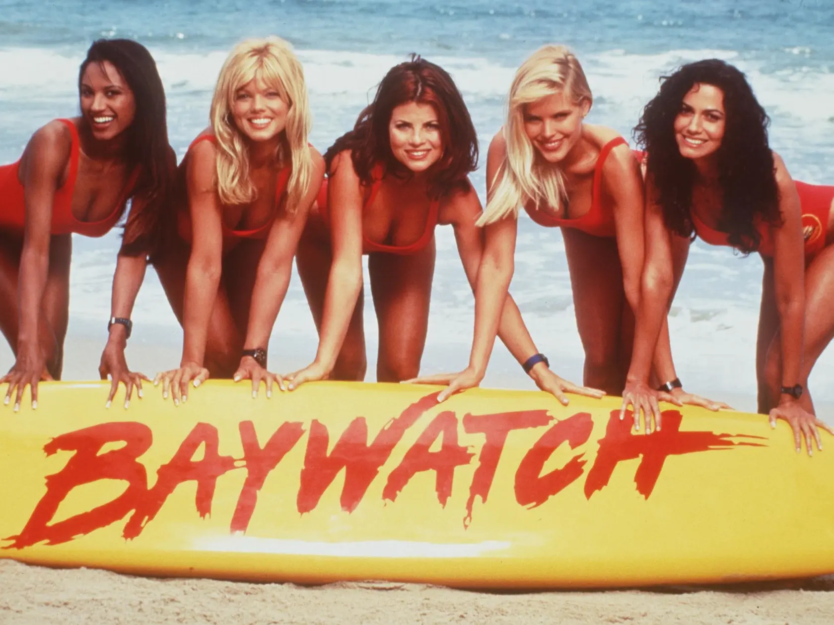 Yasmine Bleeth (tretia zľava) v seriáli Pobrežná hliadka