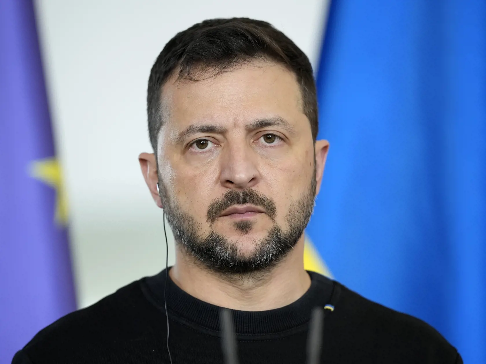 AZ14 Berlín - Na snímke ukrajinský prezident Volodymyr Zelenskyj počas stretnutia s nemeckým kancelárom Olafom Scholzom v Berlíne 11. októbra 2024. Zelenskyj navštívil v piatok Nemecko, kde sa okrem Scholza stretne aj s nemeckým prezidentom Frankom-Walterom Steinmeierom. FOTO TASR/AP
Ukraine's president Volodymyr Zelenskyy and German chancellor Olaf Scholz shake hands at the chancellery in Berlin, Germany, Friday, Oct. 11, 2024. (AP Photo/Ebrahim Noroozi)