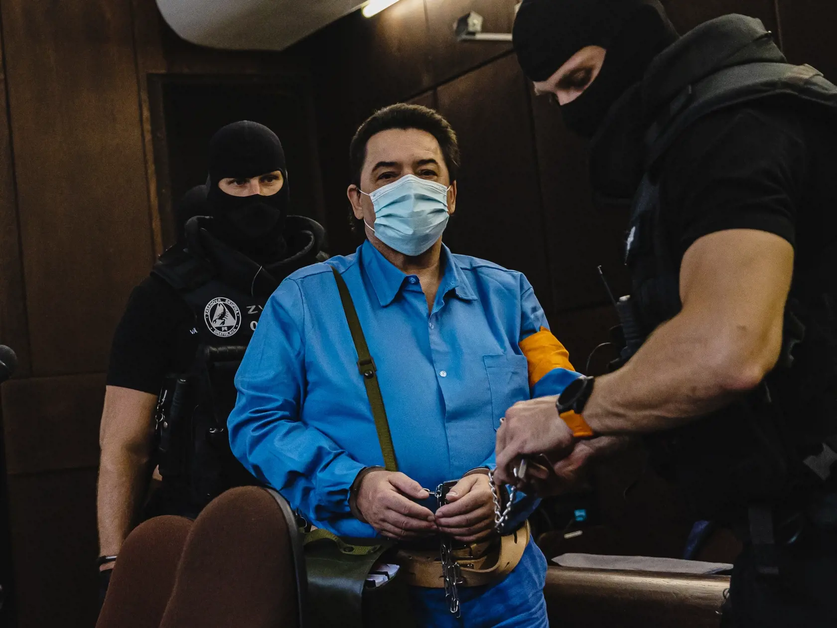 Pred sudcom JUDr. Marekom Filom sa začalo hlavné pojednávanie Okresného súdu Bratislava I s obžalovaným Mariánom Kočnerom v kauze tzv. „motákov’“. Na snímke eskorta ZVJS privádza obžalovaného Mariána Kočnera do pojednávacej miestnosti.