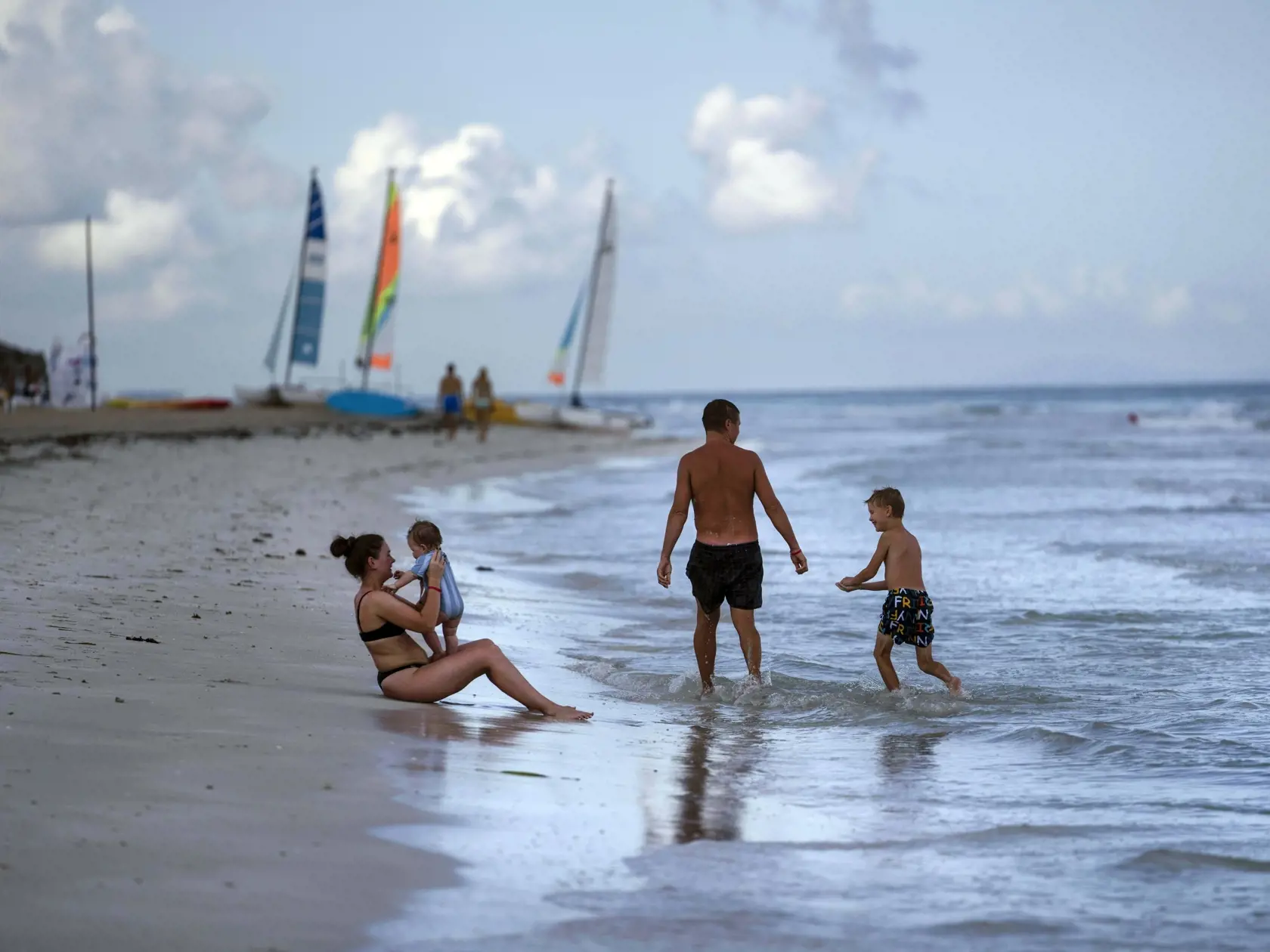 Na archívnej snímke z 29. septembra 2021 turisti sú na pláži vo Varadere,  jednom z najväčších kubánskych letovísk, ktoré sa nachádza polostrove neďaleko hlavného mesta Havany.