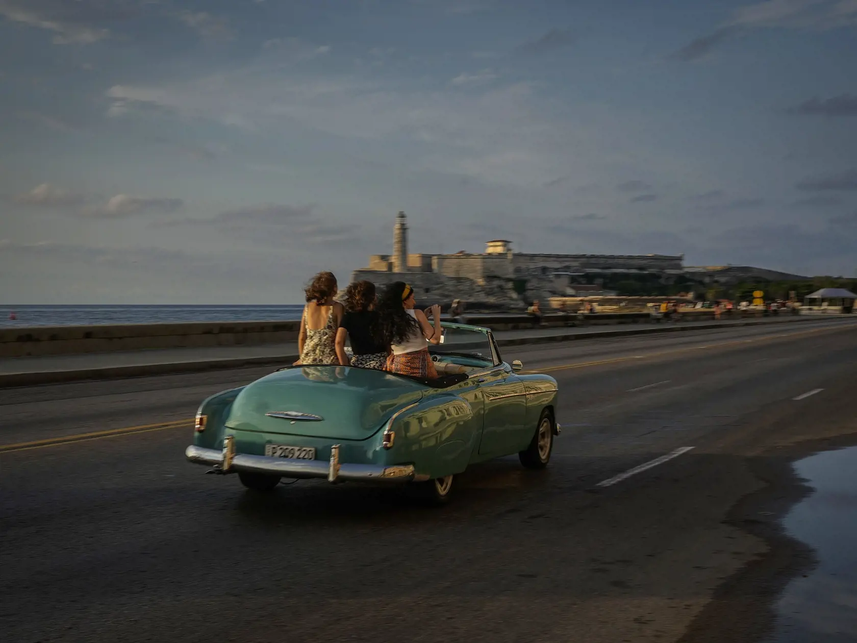 PK 14 Havana - Turistky sediace v americkom veteráne sa vezú po promenáde Malecon v kubánskej Havane v pondelok 16. mája 2022. Bidenova administratíva oznámila, že zvýši počet letov na Kubu a uvoľní obmedzenia finančnej čiastky, ktorú možu imigranti zasielať späť do ostrovnej krajiny z Trumpovej éry. FOTO TASR/AP

Tourists take a ride along the Malecon in a vintage American car in Havana, Cuba, Monday, May 16, 2022. The Biden administration has announced that it will expand flights to Cuba and l