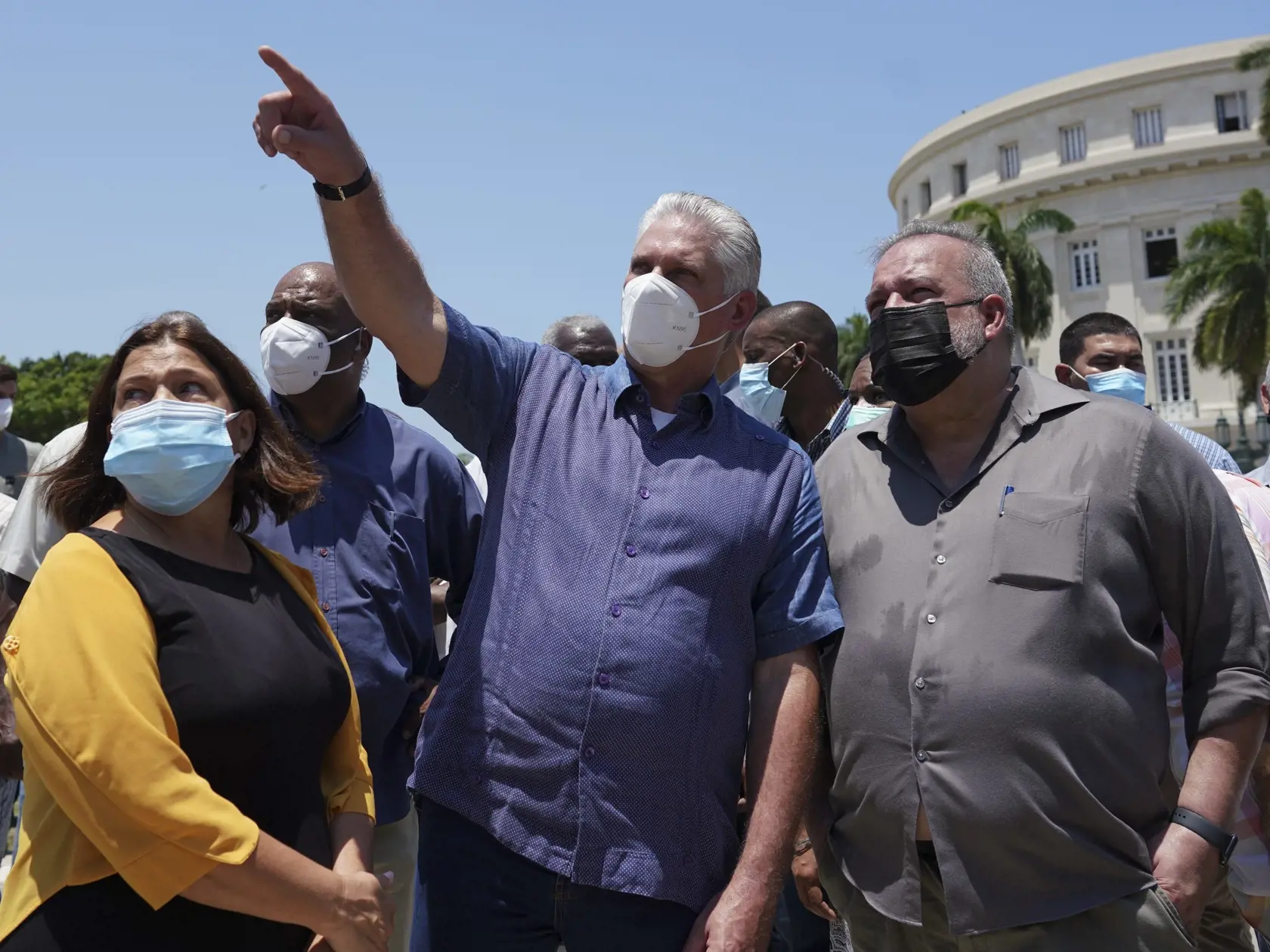 WA 12 Havana - Kubánsky prezident Miguel Díaz-Canel a kubánsky premiér Manuel Marrero stoja pred budovou päťhviezdičkového hotela Saratoga, ktorý poškodila silná explózia v historickom centre kubánskej metropoly Havana v piatok 6. mája 2022. Počet obetí výbuchu plynu v havanskom hoteli vzrástol na 18. Agentúra AP dodáva, že medzi obeťami bola aj tehotná žena a dieťa. Výbuch pravdepodobne zapríčinil únik plynu. V hoteli Saratoga postavenom v 19. storočí sa podľa jeho webovej stránky nachádza 96 i