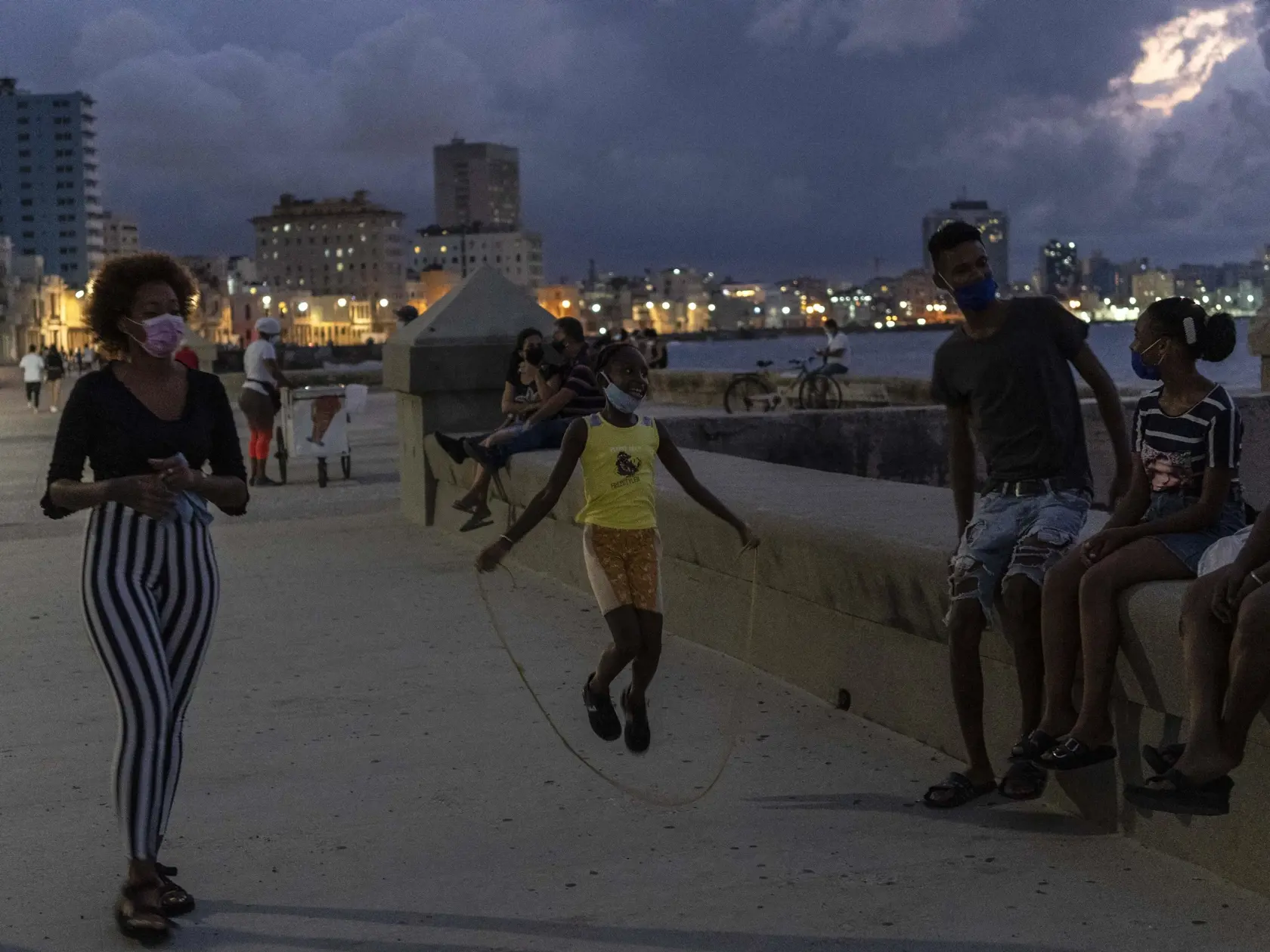 KK3 Havana - Na snímke dievča skáče cez švihadlo na promenáde Malecón v kubánskom meste Havana 29. septembra 2021. Úrady v kubánskom hlavnom meste Havana v stredu oznámili opätovné otvorenie pláží a bazénov i promenády Malecón. Zatvorené boli deväť mesiacov z dôvodu koronavírusovej pandémie. Napísala o tom vo štvrtok agentúra AFP. FOTO TASR/AP
A girl skips rope while other people spend the afternoon on the Malecon in Havana, Cuba, Wednesday, Sept. 29, 2021. Authorities in Cuba have begun to rela