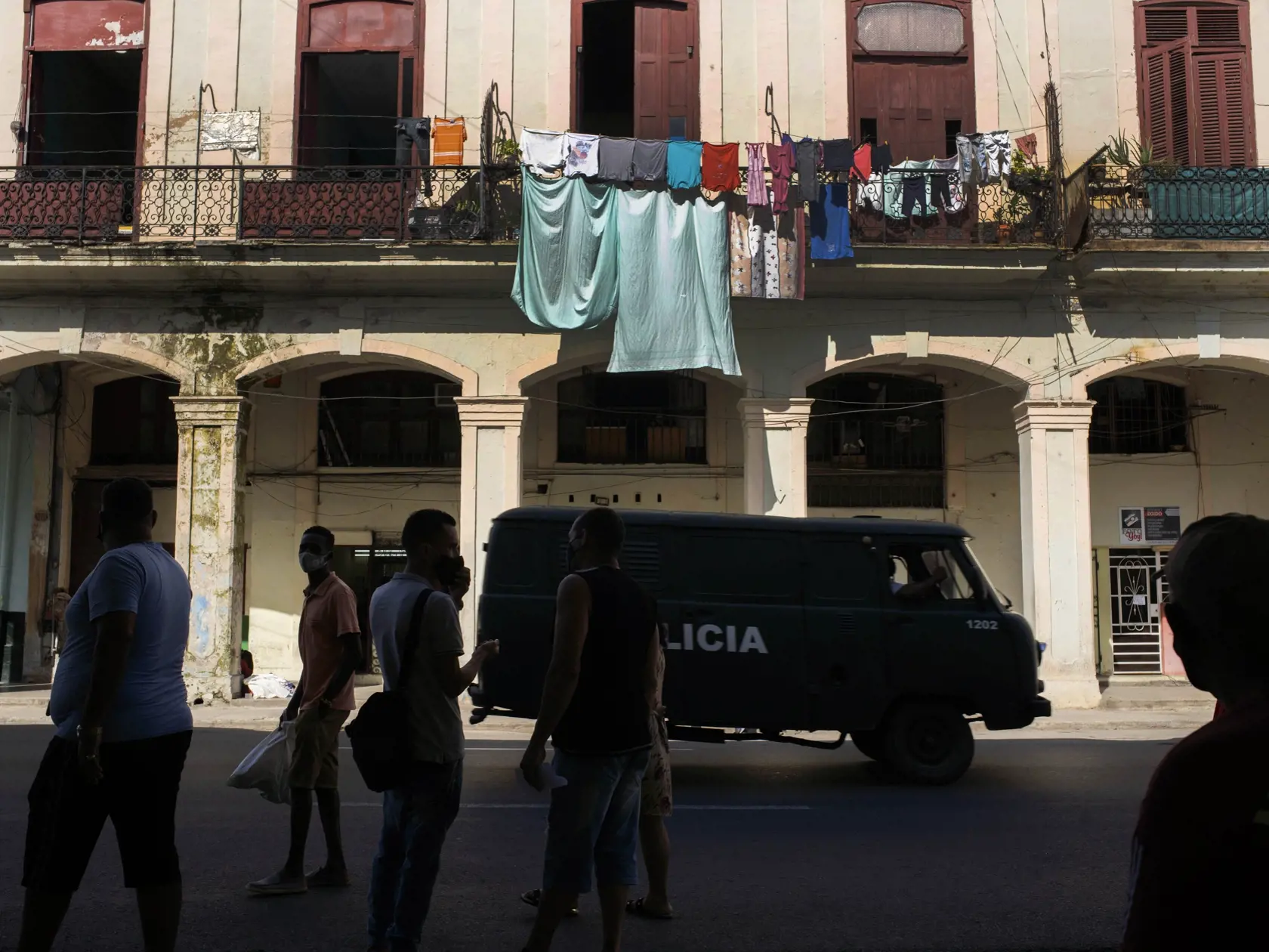 KK51 Havana - Policajné auto kontroluje ulice po  protestoch 12. júla 2021 v Havane. Vyše 100 ľudí vrátane nezávislých novinárov a opozičných aktivistov zatkli na Kube počas nedeľných  protivládnych protestov. Viacerých medzičasom prepustili, niektorí sú však stále vo väzbe. S odvolaním sa na viacero zdrojov oboznámených so situáciou o tom v utorok informovala agentúra AFP. Protesty vypukli spontánne v čase, keď Kuba zažíva najhorší ekonomický prepad za viac než tri desaťročia a zápasí s nedosta