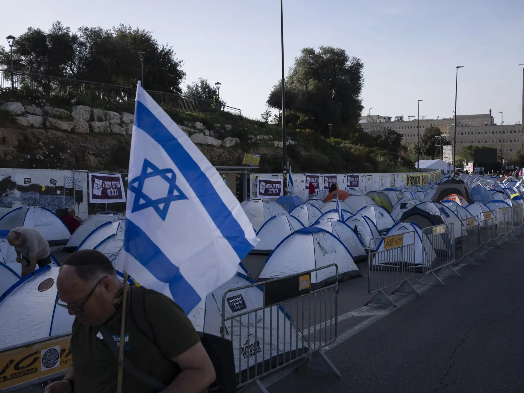 Kritici izraelskej vlády si postavili  vyše 100 stanov pred budovou parlamentu v Jeruzaleme v pondelok 1. apríla 2024. Demonštranti stany postavili v rámci štvordňovej protestnej akcie.  Účastníci protestov, ktoré sa konajú pri sídle Knesetu (parlamentu), žiadajú rezignáciu vlády, vypísanie nových volieb a rýchle vysporiadanie sa so situáciu rukojemníkov, ktorých v Pásme Gazy zadržiava palestínske militantné hnutie Hamas.