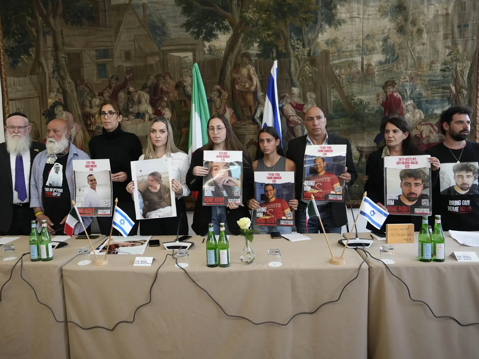Príbuzní izraelských rukojemníkov zadržiavaných Hamasom pózujú s fotografiami unesených pred tlačovou konferenciou v Ríme 8. apríla 2024. Pápež František sa dnes vo Vatikáne stretol s príbuznými izraelských rukojemníkov zadržiavaných Hamasom. Izraelská armáda bojuje s palestínskymi militantmi hnutia Hamas v pásme Gazy po útokoch Hamasu na Izrael 7. októbra.