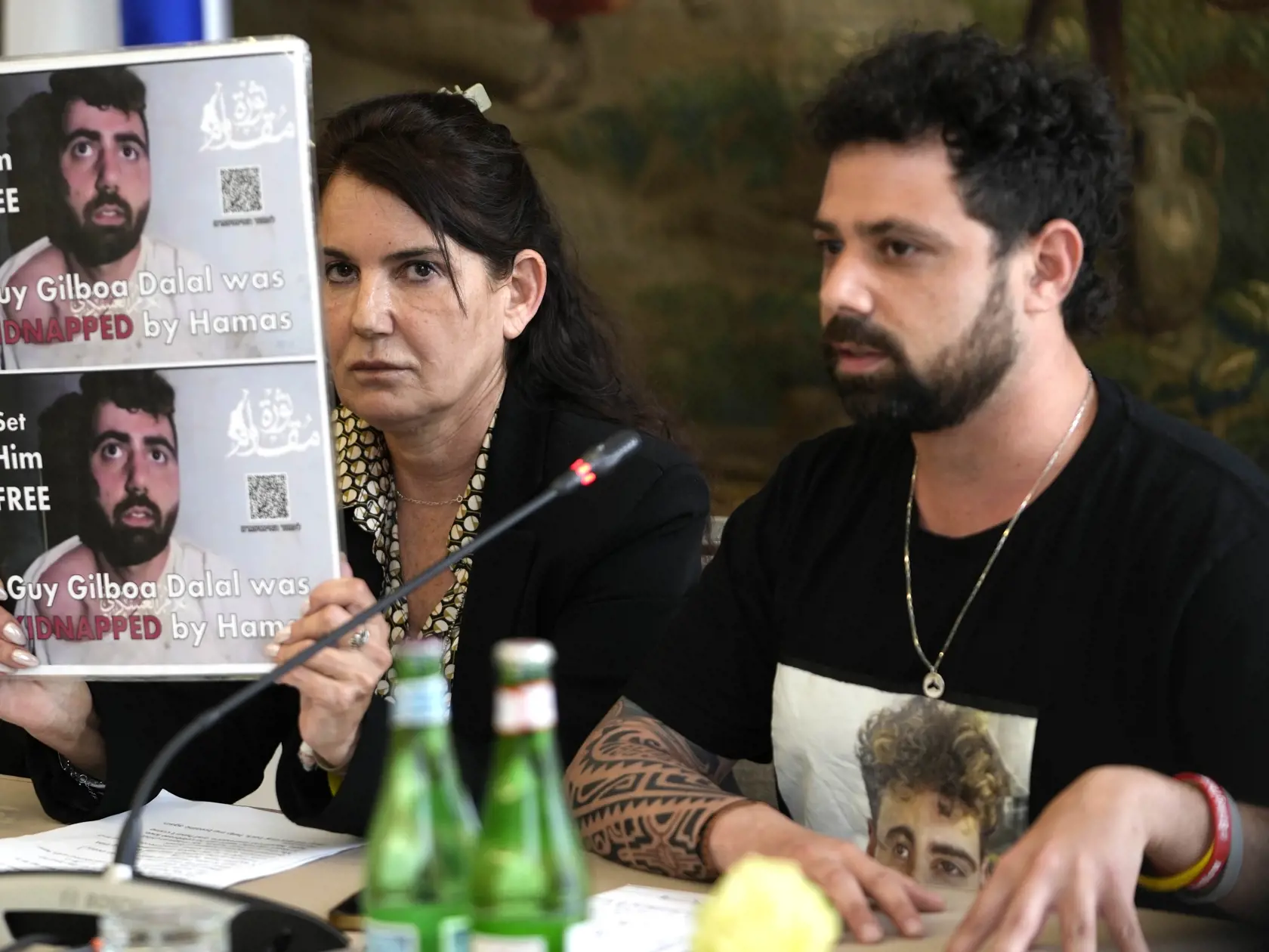 Meirav Gilboa-Dalalová (vľavo), drží fotografiu svojho syna, ktorý je jedným z izraelských rukojemníkov zadržiavaných Hamasom pčas tlačovej konferencie v Ríme 8. apríla 2024. Pápež František sa dnes vo Vatikáne stretol s príbuznými izraelských rukojemníkov zadržiavaných Hamasom. Izraelská armáda bojuje s palestínskymi militantmi hnutia Hamas v pásme Gazy po útokoch Hamasu na Izrael 7. októbra.