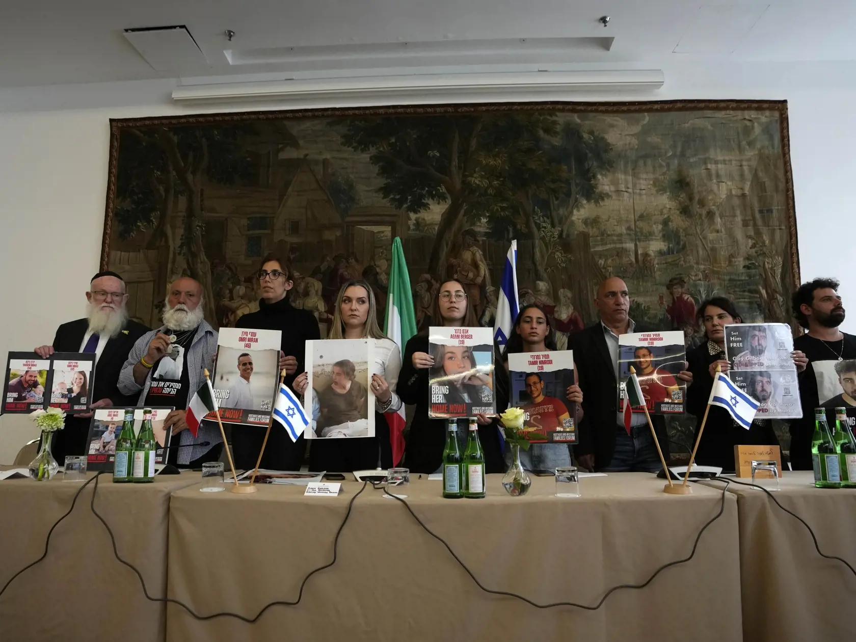 Príbuzní izraelských rukojemníkov zadržiavaných Hamasom pózujú s fotografiami unesených pred tlačovou konferenciou v Ríme 8. apríla 2024. Pápež František sa dnes vo Vatikáne stretol s príbuznými izraelských rukojemníkov zadržiavaných Hamasom. Izraelská armáda bojuje s palestínskymi militantmi hnutia Hamas v pásme Gazy po útokoch Hamasu na Izrael 7. októbra.