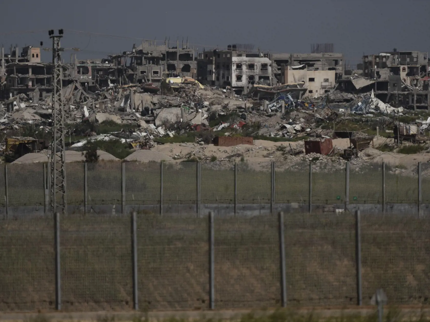 Zničené budovy po izraelskom bombardovaní Pásma Gazy, čo je viditeľné z juhu Izraela vo štvrtok 28. marca 2024. Izraelská armáda bojuje s palestínskymi militantmi hnutia Hamas v pásme Gazy po útokoch Hamasu na Izrael 8. októbra.