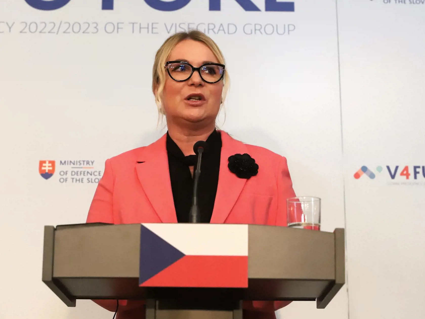 Na snímke ministerka obrany ČR Jana Černochová počas tlačovej konferencie ministrov obrany krajín V4 po rokovaní v priestoroch MsÚ v Banskej Štiavnici 27. septembra 2022. FOTO TASR - Ján Krošlák