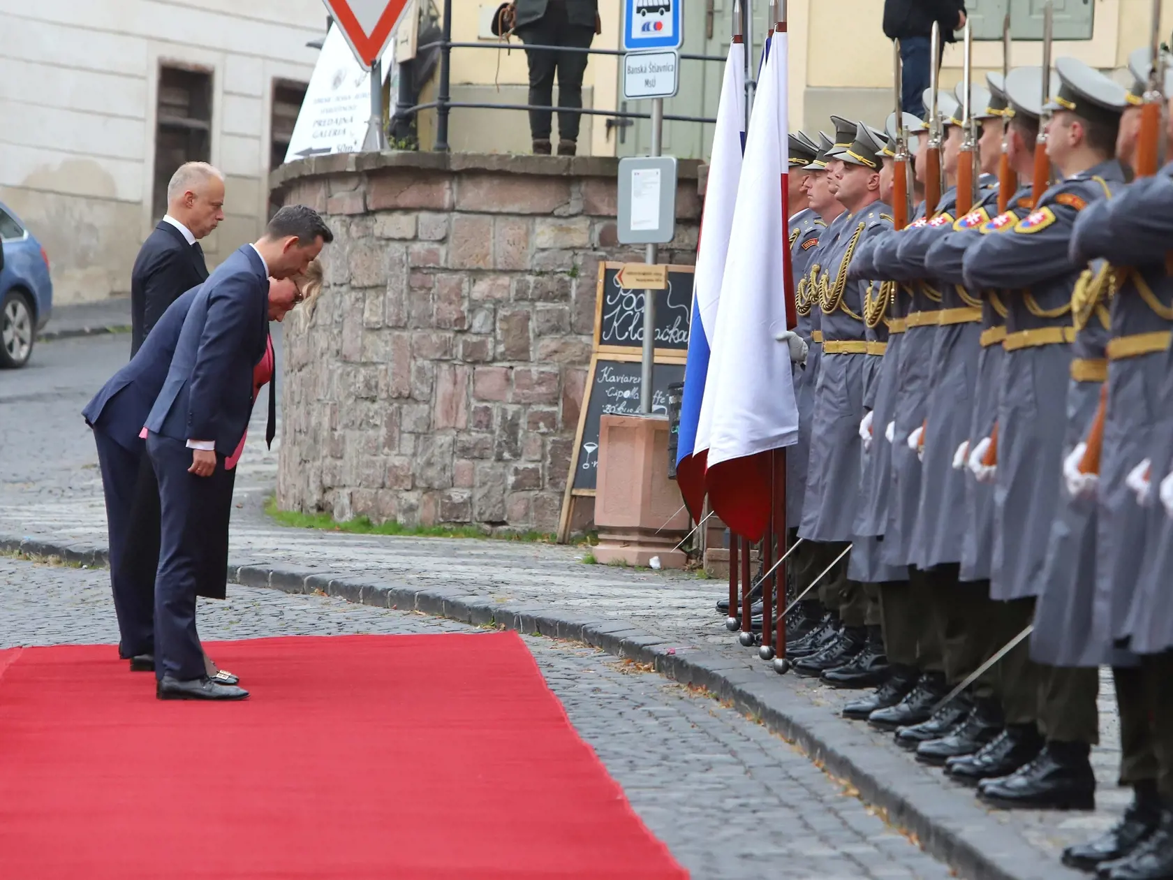 Na snímke zľava štátny tajomník národnej obrany Poľska Marcin Ociepa, ministerka obrany ČR Jana Černochová, minister obrany SR Jaroslav Naď a minister obrany Maďarska Kristóf Szalay-Bobrovniczky počas slávnostneho privítania ministrov obrany V4 pred rokovaním v priestoroch MsÚ Banská Štiavnica 27. septemba 2022. FOTO TASR - Ján Krošlák