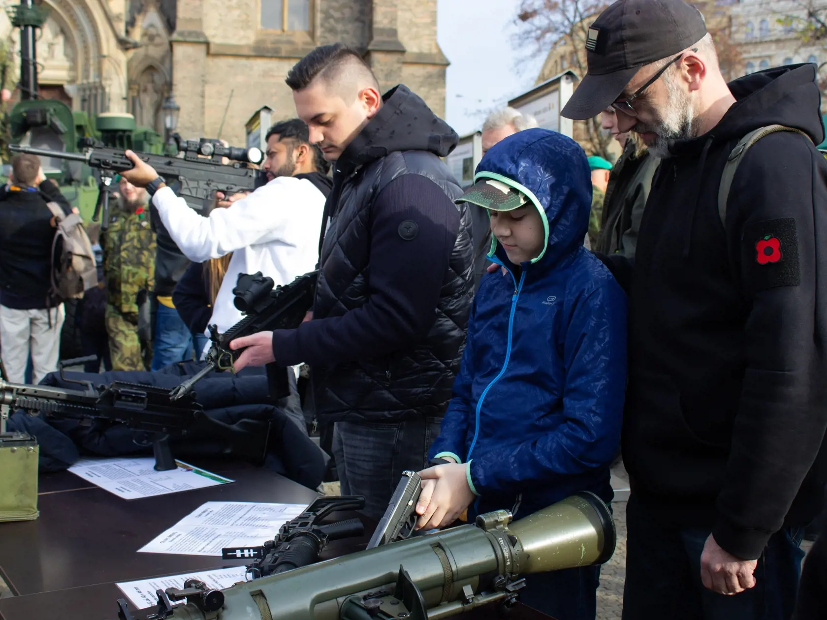 Na snímke ľusia si prezerajú vojenskú techniku na oslavách Dňa vojnových veteránov na Námestí Mieru v Prahe. Praha, 11. novembra 2022. FOTO TASR - Barbora Vizváryová