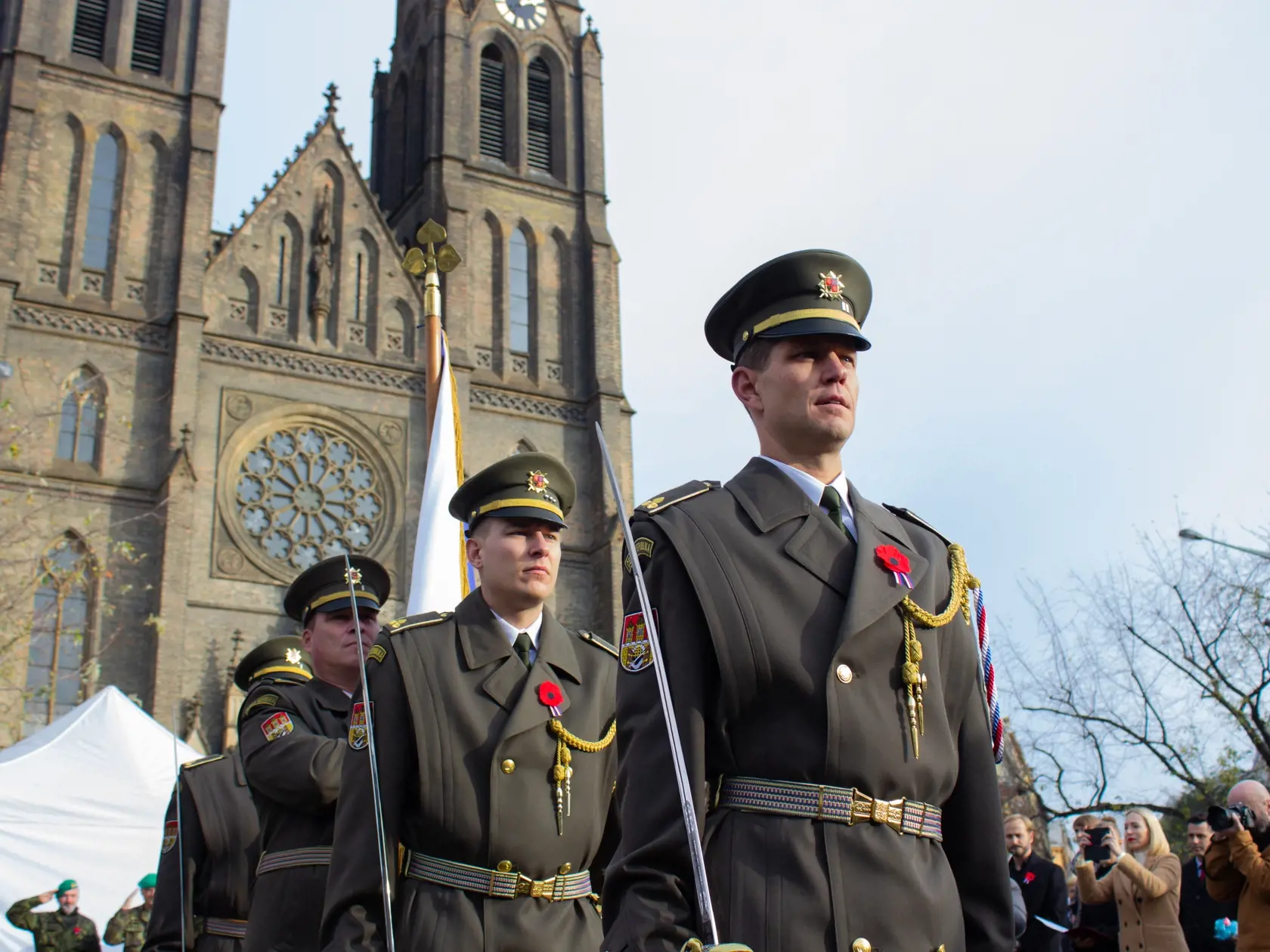 Na snímke príslušníci čestnej stráže na oslavách Dňa vojnových veteránov na Námestí Mieru v Prahe. Praha, 11. novembra 2022. FOTO TASR - Barbora Vizváryová
