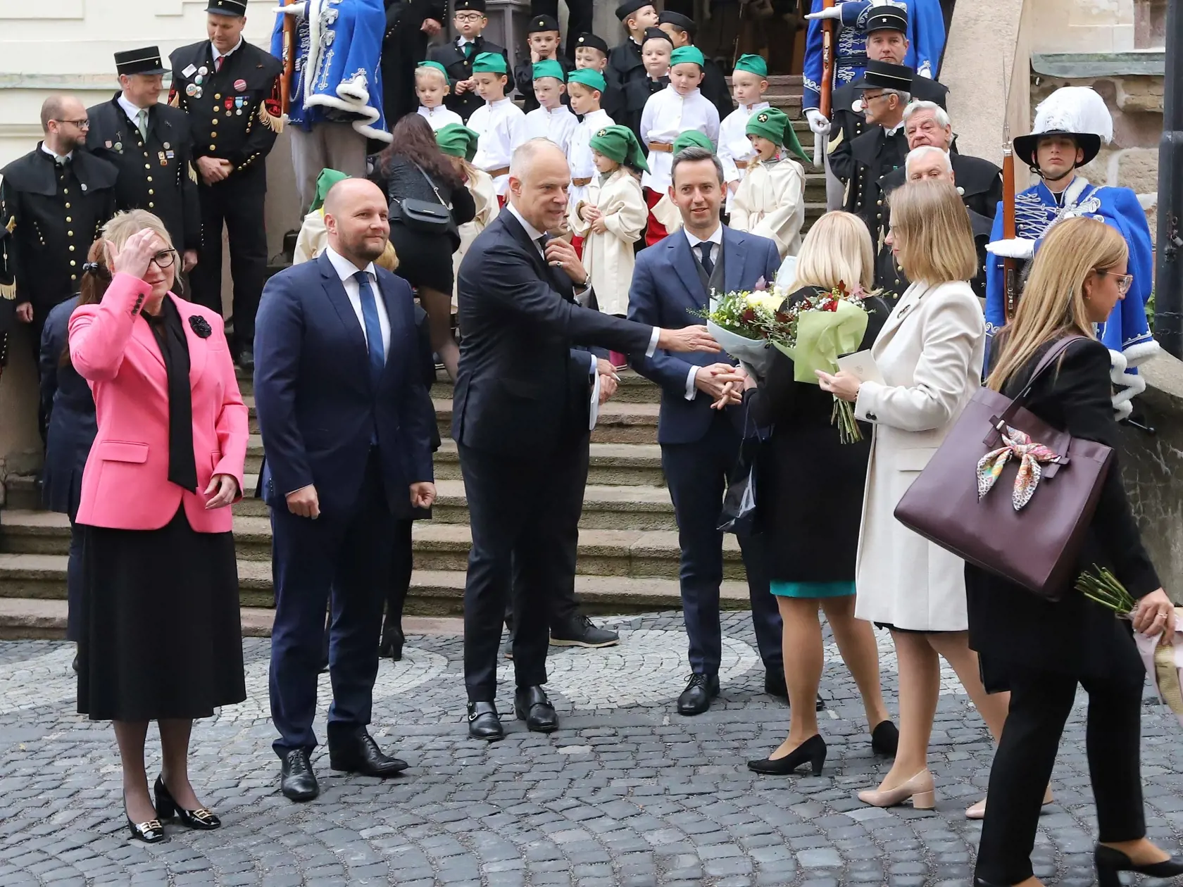 Na snímke zľava ministerka obrany ČR Jana Černochová, minister obrany SR Jaroslav Naď,  minister obrany Maďarska Kristóf Szalay-Bobrovniczky a štátny tajomník národnej obrany Poľska Marcin Ociepa počas slávnostneho privítania ministrov obrany V4 pred rokovaním v priestoroch MsÚ Banská Štiavnica 27. septemba 2022. FOTO TASR - Ján Krošlák