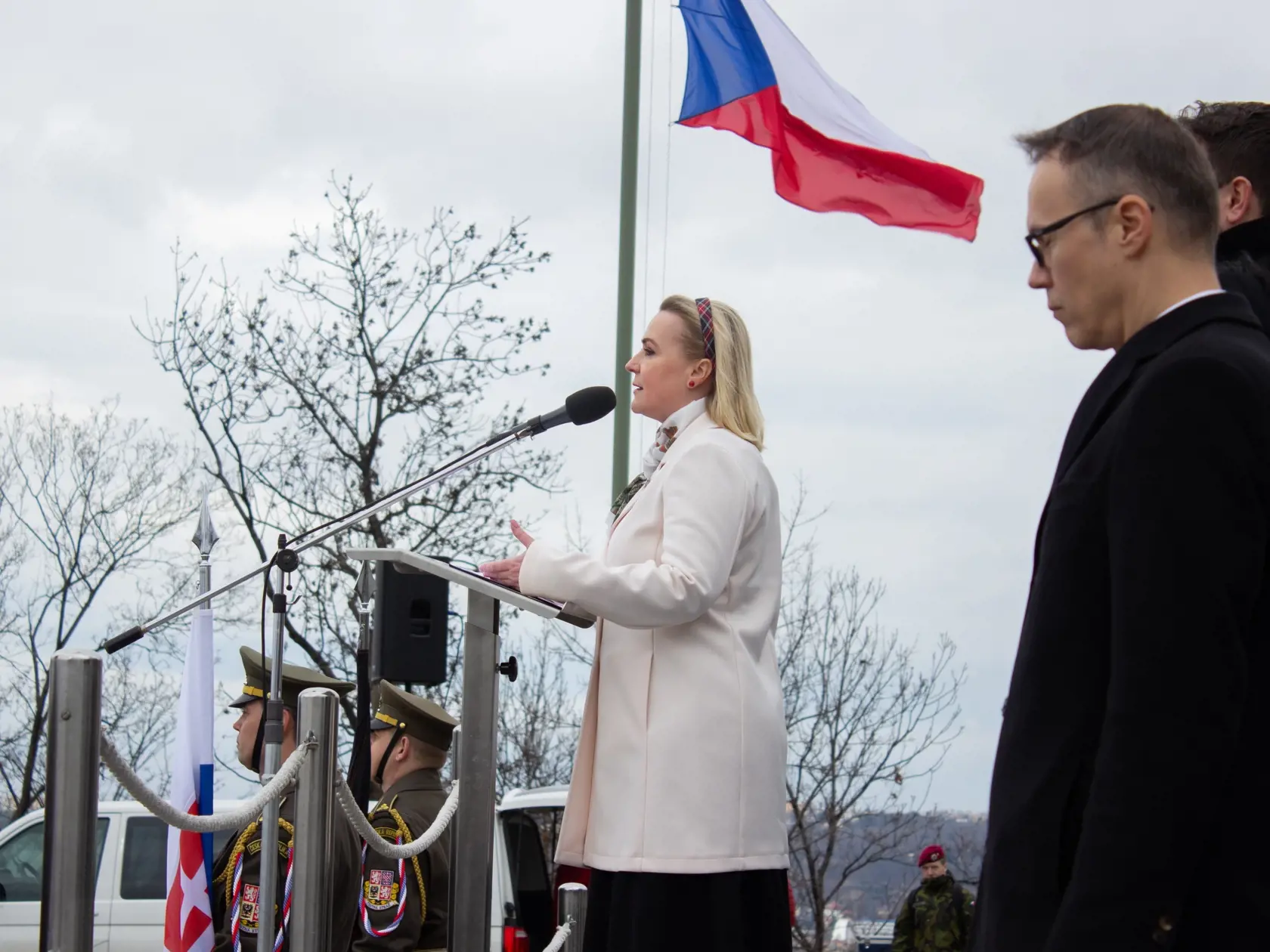 Na snímke česká ministerka obrany Jana Černochová sa prihovára českým vojakom, ktorí sa vrátili zo zahraničnej misie na Slovensku. Česi v nej velia mnohonárodnému bojovému zoskupeniu, ktoré na Slovensku vzniklo v rámci posilnenia obrany východného krídla NATO z dôvodu ruskej agresie na Ukrajine: Severoatlantická aliancia sa rozhodla posilniť obranu na svojom východnom krídle – okrem Slovenska aj v Maďarsku, Rumunsku a Bulharsku. Zoskupenie na Slovensku tvoria okrem českých a slovenských vojakov 
