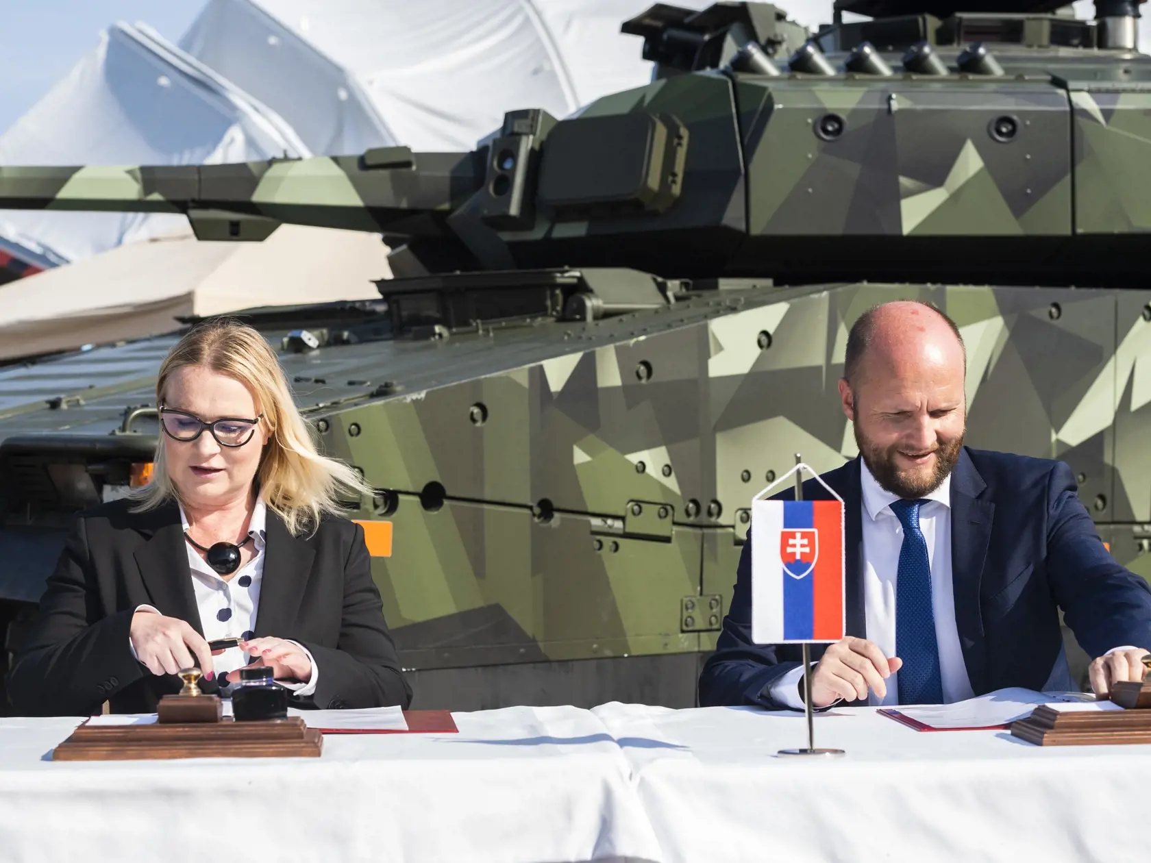 Na snímke zľava ministerka obrany Českej republiky Jana Černochová, minister obrany SR Jaroslav Naď počas podpisu zmluvy o spolupráci pri obstaraní pásových obrnených vozidiel CV-90 medzi Slovenskou republikou a Českou republikou na 11. ročníku Medzinárodných leteckých dní SIAF v priestoroch Leteckej základne Malacky-Kuchyňa v sobotu 27. augusta 2022. FOTO TASR - Jaroslav Novák