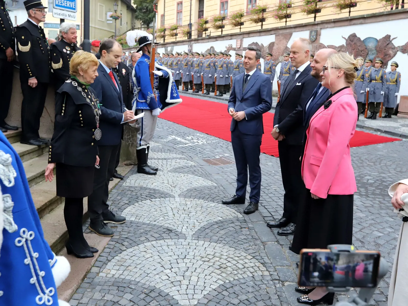 Na snímke uprostred zľava štátny tajomník národnej obrany Poľska Marcin Ociepa, minister obrany Maďarska Kristóf Szalay-Bobrovniczky, minister obrany SR Jaroslav Naď a ministerka obrany ČR Jana Černochová počas slávnostného privítania primátorkou Banskej Štiavnice Nadeždou Babiakovou pred rokovaním ministrov obrany V4 v priestoroch MsÚ Banská Štiavnica 27. septembra 2022. FOTO TASR - Ján Krošlák