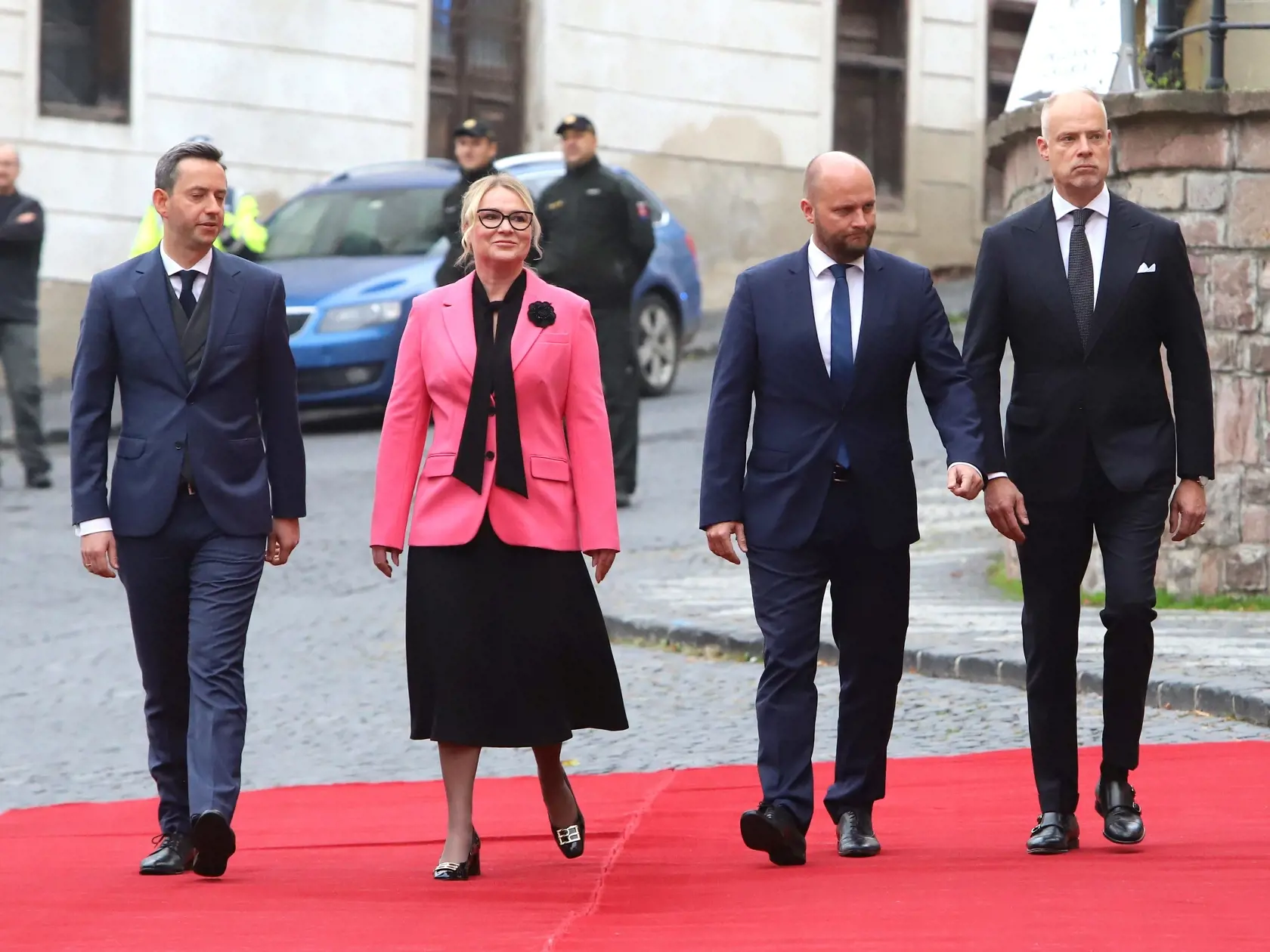 Na snímke zľava štátny tajomník národnej obrany Poľska Marcin Ociepa, ministerka obrany ČR Jana Černochová, minister obrany SR Jaroslav Naď a minister obrany Maďarska Kristóf Szalay-Bobrovniczky počas slávnostneho privítania ministrov obrany V4 pred rokovaním v priestoroch MsÚ Banská Štiavnica 27. septemba 2022. FOTO TASR - Ján Krošlák