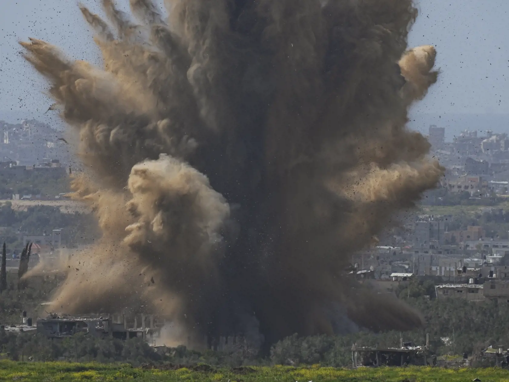 Dym stúpa pri explózii po izraelskom bombardovaní pásma Gazy, čo je viditeľné z juhu Izraela v stredu 6. marca 2024. Izraelská armáda bojuje s palestínskymi militantmi hnutia Hamas v pásme Gazy po útokoch Hamasu na Izrael 7. októbra.