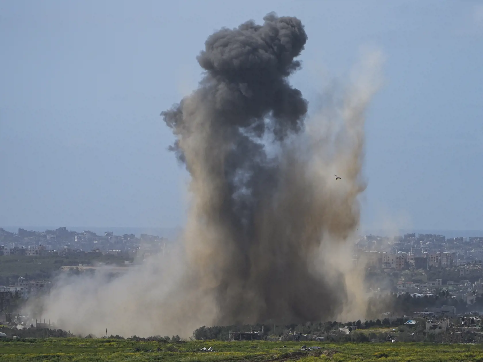 Dym stúpa pri explózii po izraelskom bombardovaní pásma Gazy, čo je viditeľné z juhu Izraela v stredu 6. marca 2024. Izraelská armáda bojuje s palestínskymi militantmi hnutia Hamas v pásme Gazy po útokoch Hamasu na Izrael 7. októbra. 
Smoke rises to the sky following an explosion in the Gaza Strip, as seen from southern Israel, Wednesday, March 6, 2024. (AP Photo/Ohad Zwigenberg)