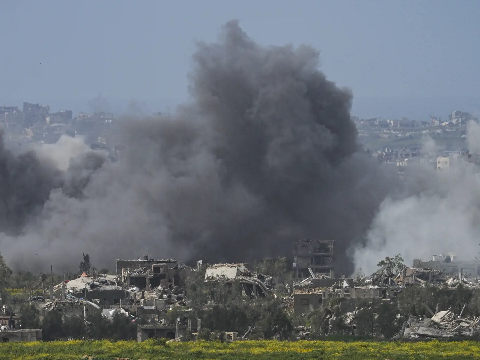 Dym stúpa pri explózii po izraelskom bombardovaní pásma Gazy, čo je viditeľné z juhu Izraela v stredu 6. marca 2024. Izraelská armáda bojuje s palestínskymi militantmi hnutia Hamas v pásme Gazy po útokoch Hamasu na Izrael 7. októbra.