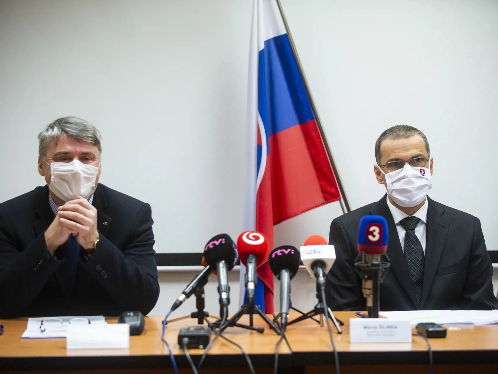 Na snímke sprava generálny prokurátor SR Maroš Žilinka a zástupca riaditeľa netrestného odboru Generálnej prokuratúry (GP) SR Slavomír Šúrek počas tlačovej konferencie na tému Vyhlásenie výsledku preskúmania vyhlášok Úradu verejného zdravotníctva (ÚVZ) Slovenskej republiky 28. januára 2021 v Bratislave.