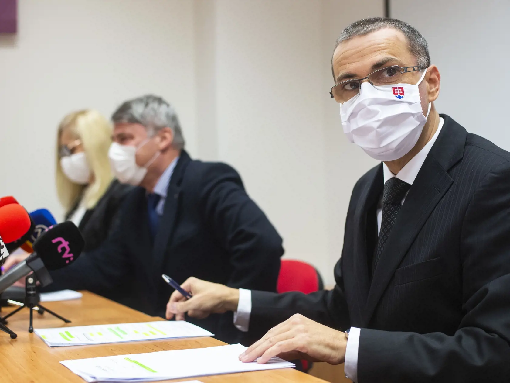 Na snímke sprava generálny prokurátor SR Maroš Žilinka, zástupca riaditeľa netrestného odboru Generálnej prokuratúry (GP) SR Slavomír Šúrek a prokurátorka netrestného odboru GP SR Elena Černá počas tlačovej konferencie na tému Vyhlásenie výsledku preskúmania vyhlášok Úradu verejného zdravotníctva (ÚVZ) Slovenskej republiky 28. januára 2021 v Bratislave.