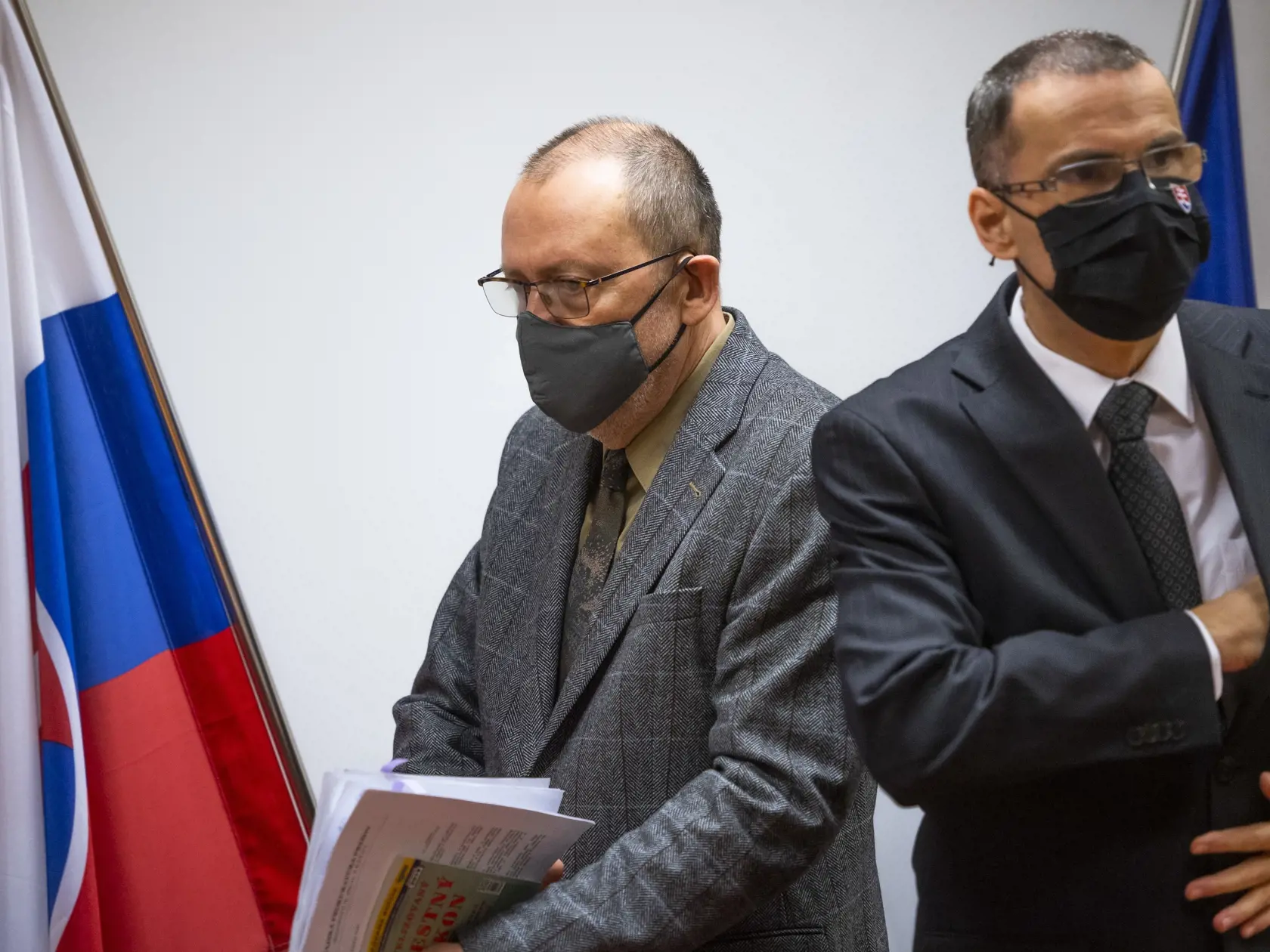 Na snímke zľava poverený výkonom funkcie prvého námestníka generálneho prokurátora SR Jozef Kandera a generálny prokurátor SR Maroš Žilinka počas brífingu k výsledku preskúmania okolností súvisiacich s poškodením zdravia obvineného bývalého prezidenta Policajného zboru Milana L. vo výkone väzby v Ústave na výkon trestu odňatia slobody v Prešove. V Bratislave 29. decembra 2020.