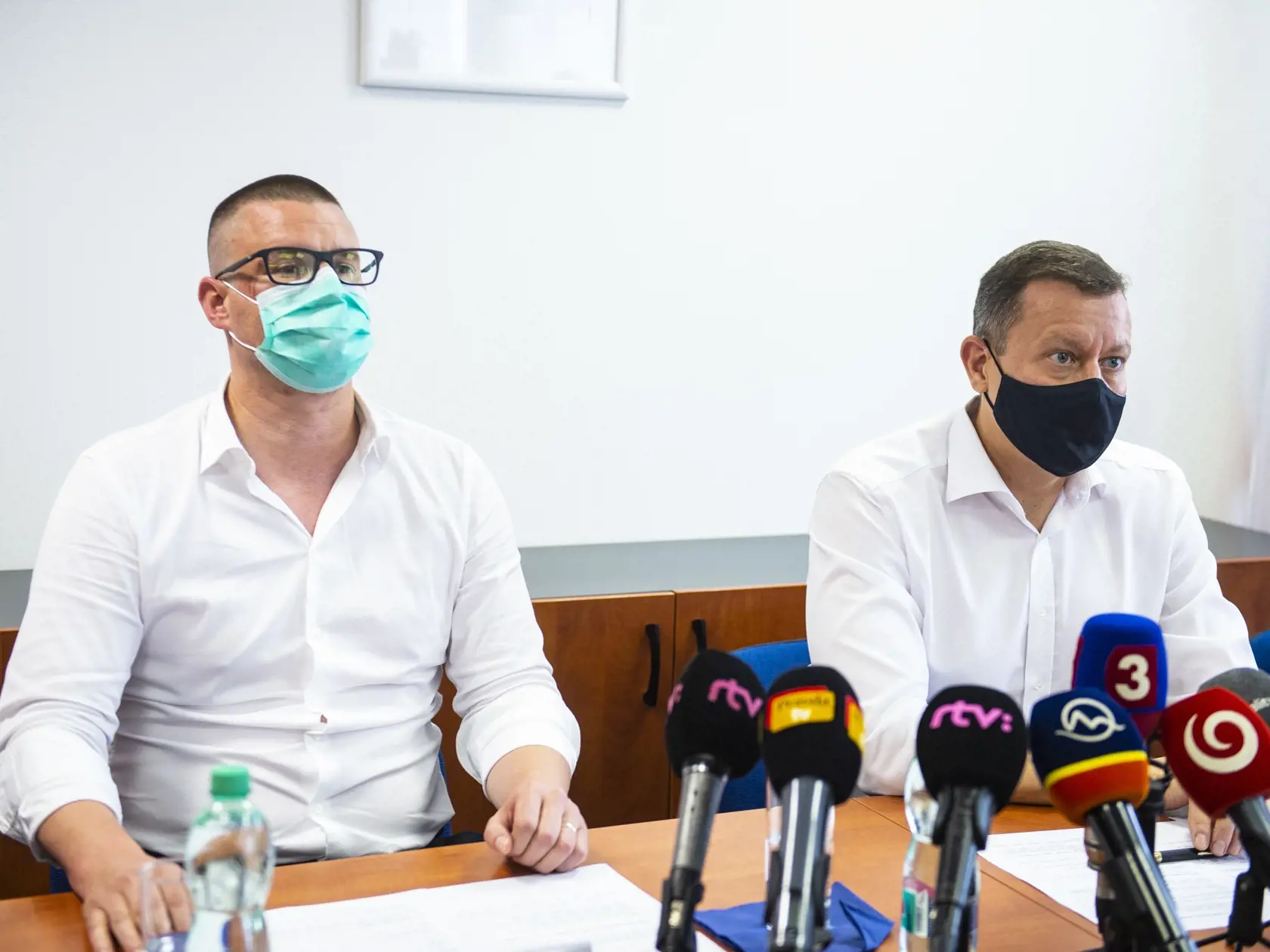 Na snímke zľava prokurátor Michal Šúrek a špeciálny prokurátor Daniel Lipšic počas tlačovej konferencie na tému: Aktualizované informácie o podanej obžalobe na predstaviteľov zločineckej skupiny známej ako takáčovci na Špecializovanom trestnom súde 12. júla 2021 v Pezinku.