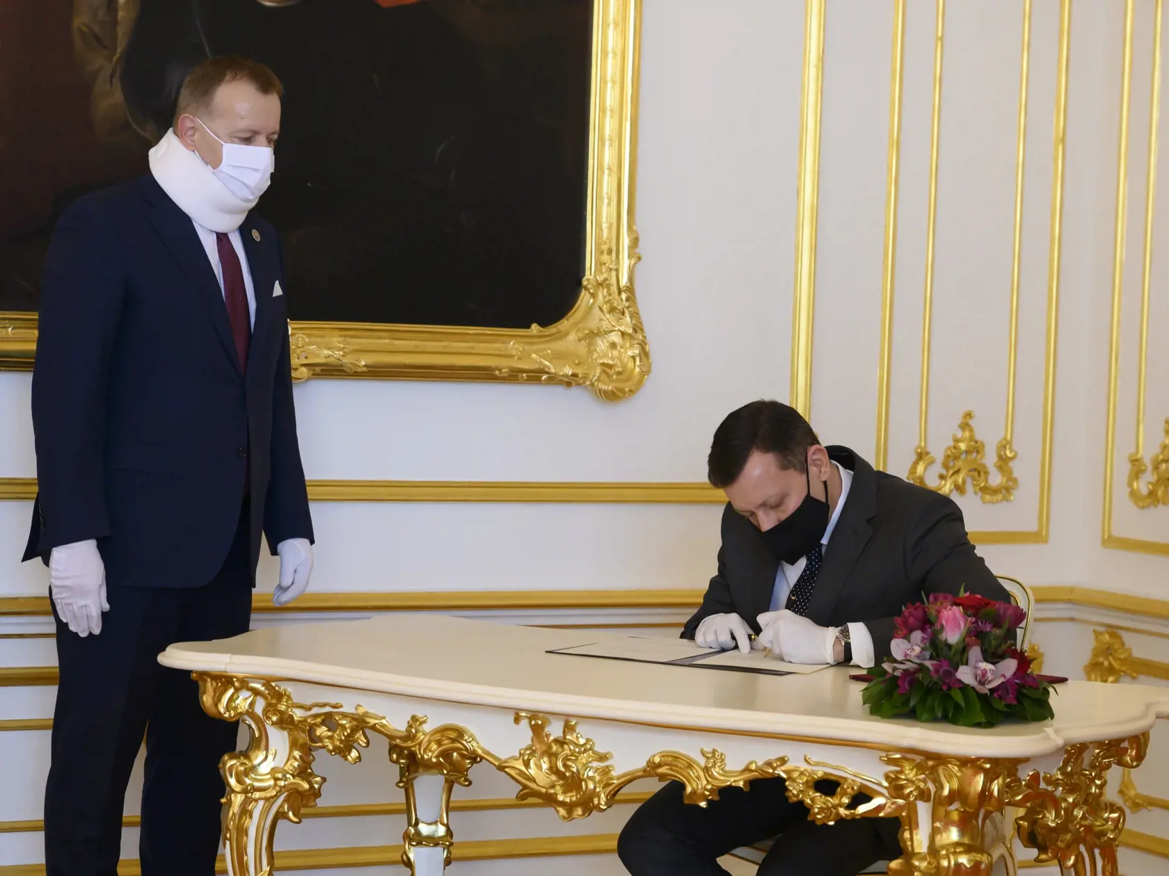Novozvolený špeciálny prokurátor Daniel Lipšic (vpravo) zložil svoj sľub do rúk predsedu Národnej rady (NR) SR Borisa Kollára (vľavo) 15. februára 2021 v Bratislave. Začalo mu plynúť sedemročné funkčné volebné obdobie na poste šéfa Úradu špeciálnej prokuratúry (ÚŠP).