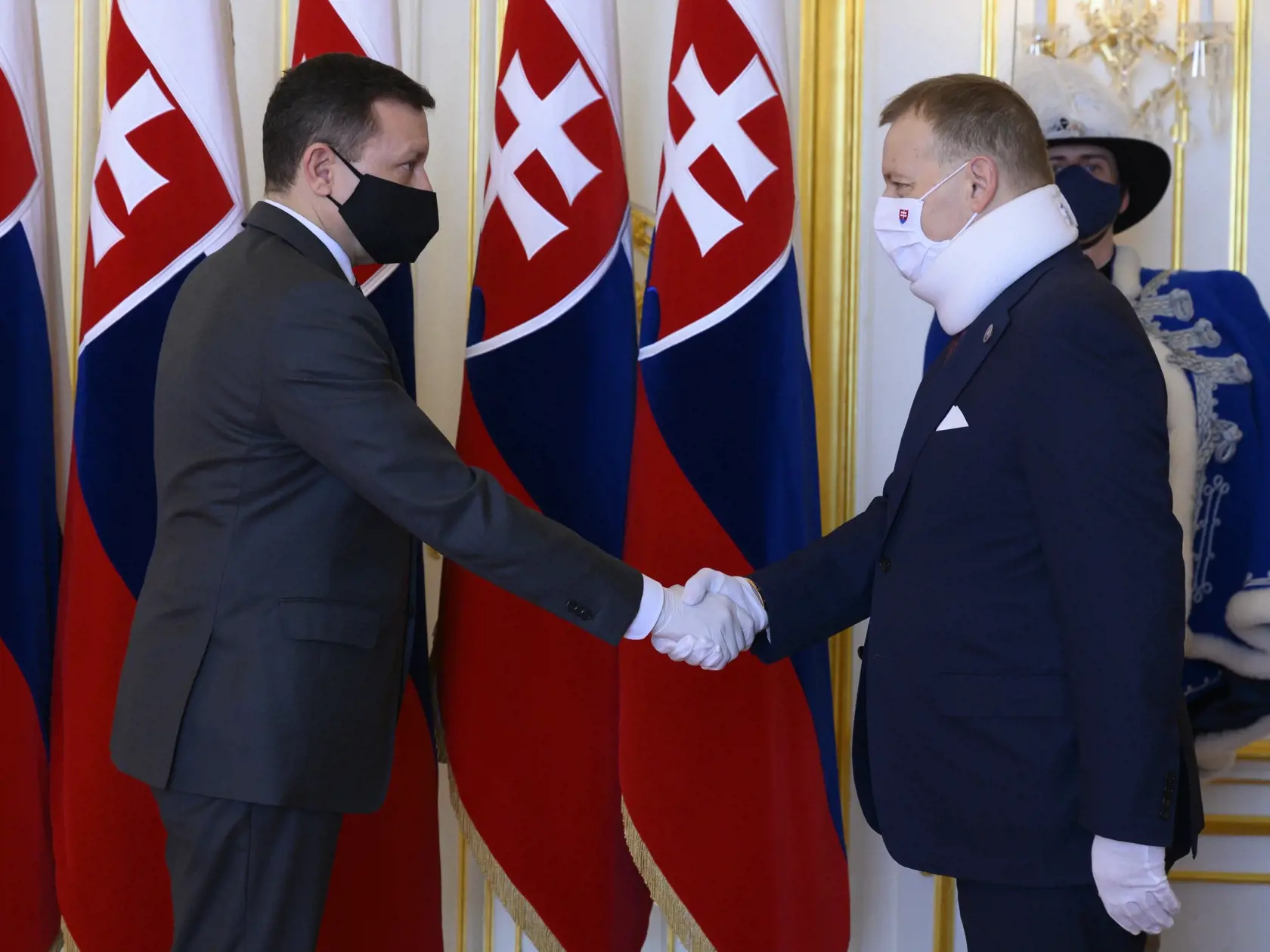 Novozvolený špeciálny prokurátor Daniel Lipšic (vľavo) zložil svoj sľub do rúk predsedu Národnej rady (NR) SR Borisa Kollára (vpravo) 15. februára 2021 v Bratislave. Začalo mu plynúť sedemročné funkčné volebné obdobie na poste šéfa Úradu špeciálnej prokuratúry (ÚŠP).