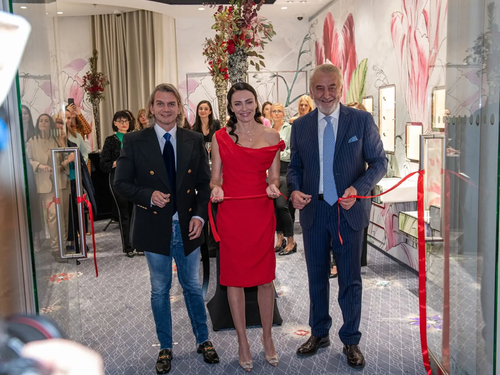 Magdaléna Šebestová v červených šatách s hlbokým dekoltom strihala pásku.