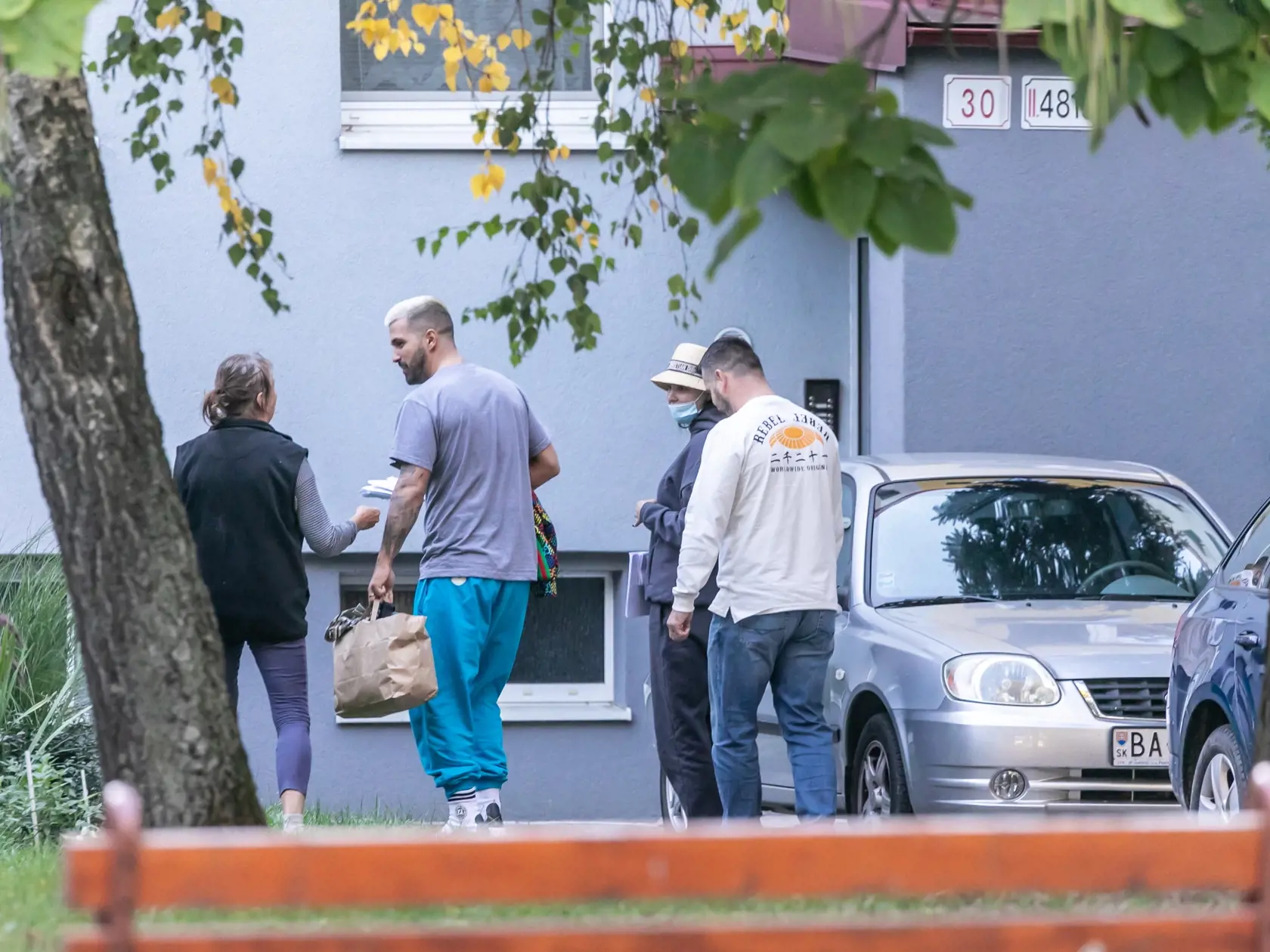 Na snímke je René Strausz a jeho manželka Zuzana Strausz Plačková ako prichádzajú domov zo súdu. 