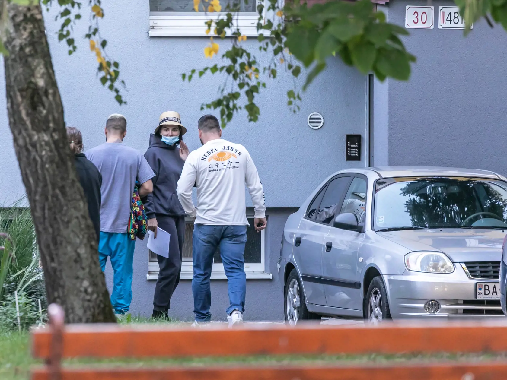 Na snímke je René Strausz a jeho manželka Zuzana Strausz Plačková ako prichádzajú domov zo súdu. 