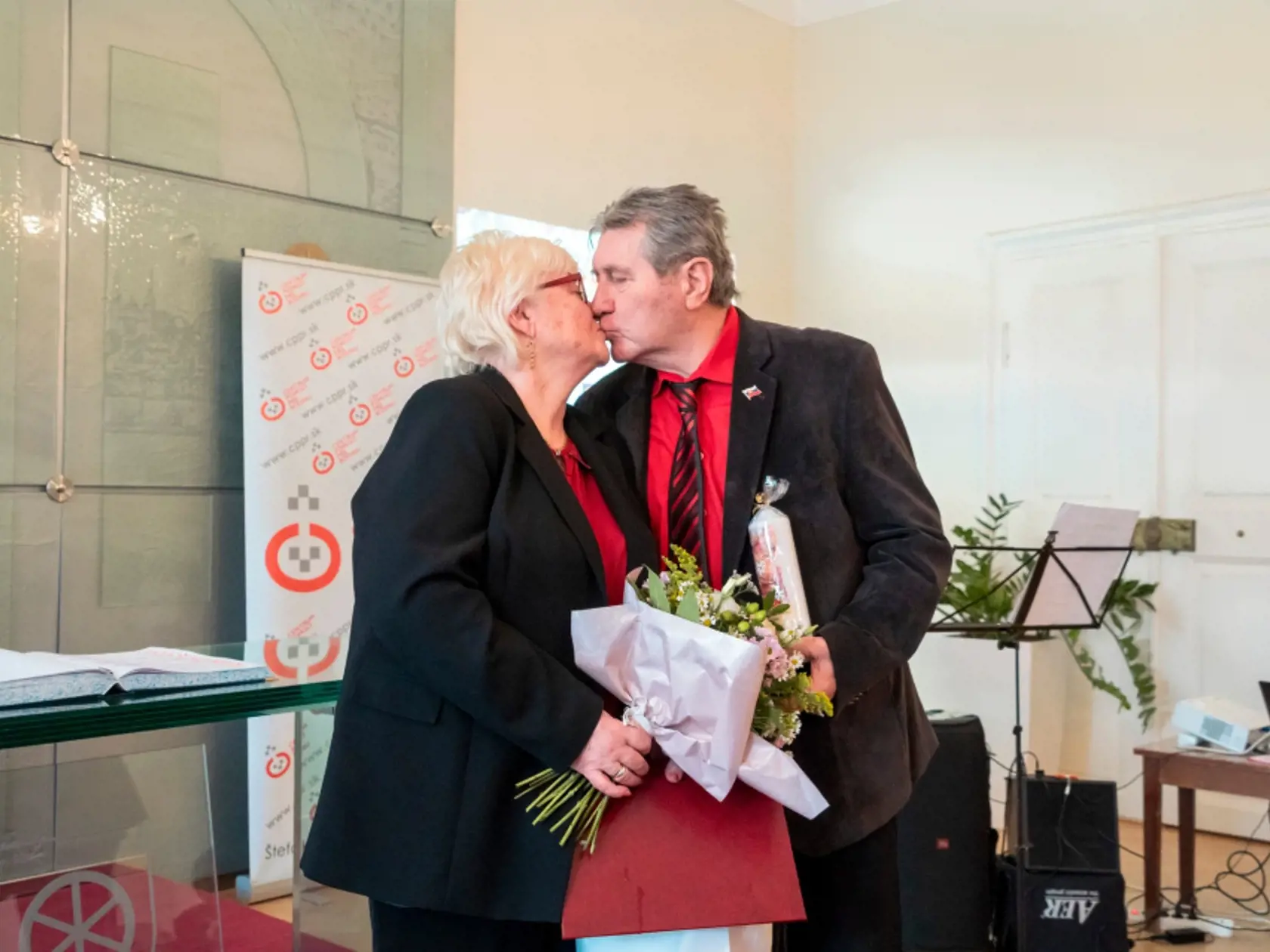 Manželia Urbanovci Miklášovci: Katarína Urbanová Miklášová a Marián Urban Mikláš - 59 rokov. Láska vie byť aj múzou. Pán Urban Mikláš napísal o svojej manželke nejednu báseň. Dokonca vydal za svoj život niekoľko kníh.