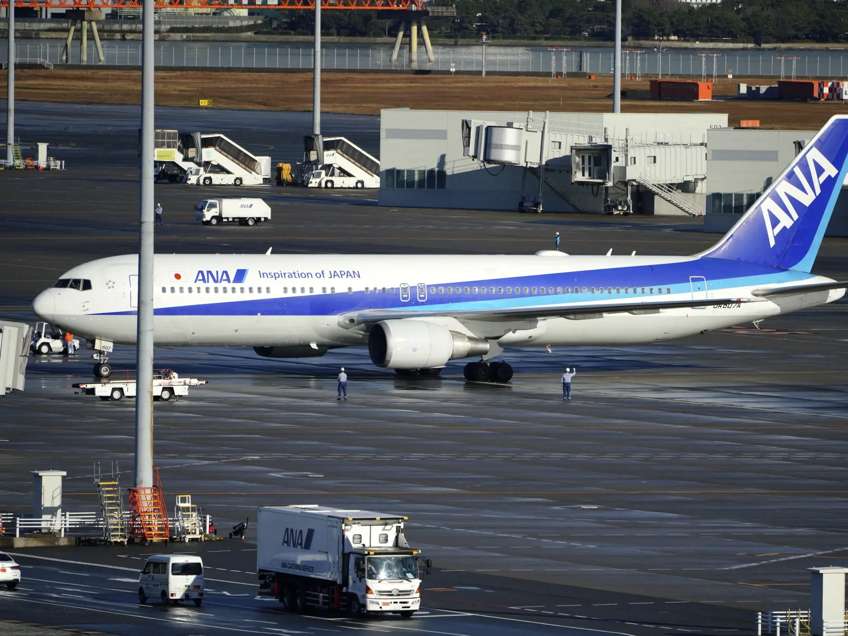 MIK 18 Tokio - Japonské charterové lietadlo s evakuovanými osobami z čínskeho mesta Wu-chan pristálo na medzinárodnom letisku Haneda v Tokiu v stredu 29. januára 2020. Viaceré krajiny začali evakuovať svojich občanov z čínskeho mesta, ktoré bolo najviac zasiahnuté novým vírusom.


A Japanese chartered plane carrying evacuees from Wuhan, China, landed at Haneda international airport in Tokyo Wednesday, Jan. 29, 2020. Countries on Wednesday began evacuating their citizens from the Chinese city har