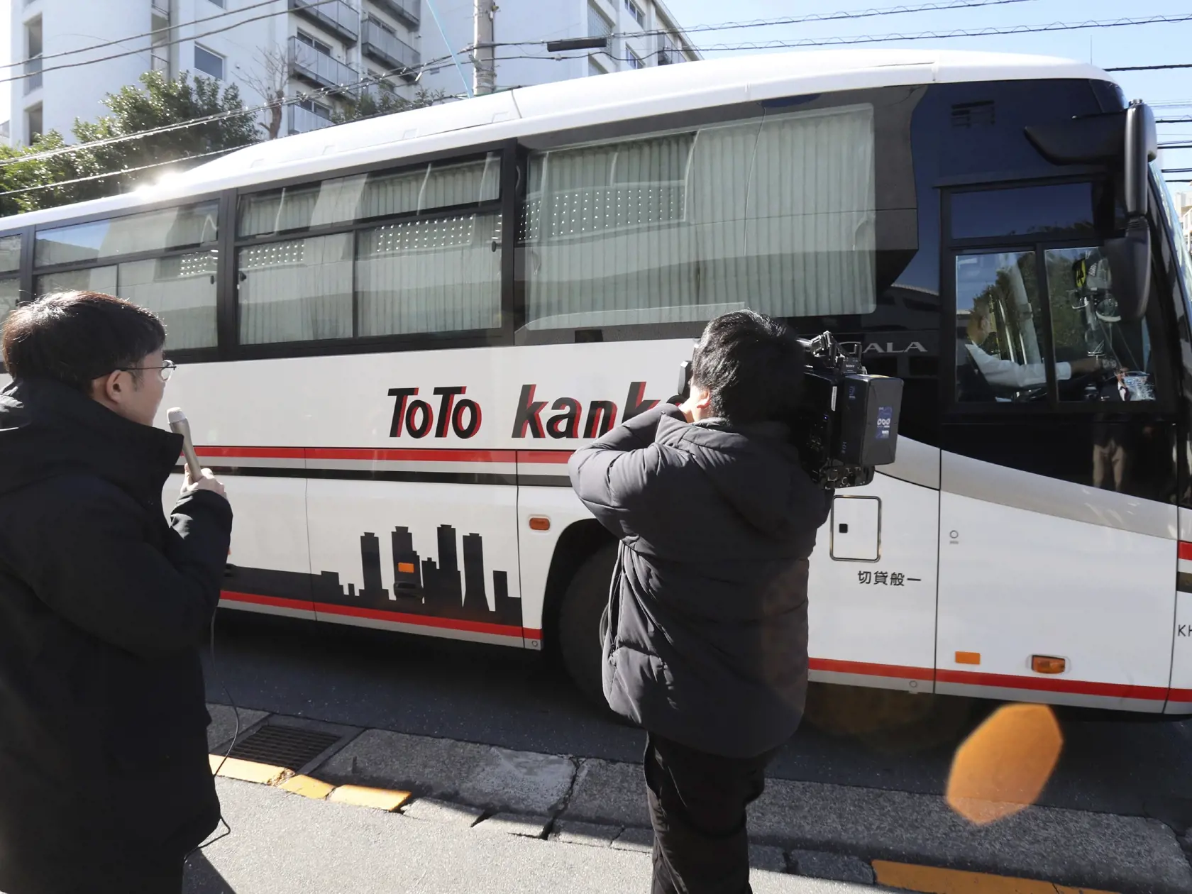 MIK 19 Tokio - Do Národného zdravotného centra v Tokiu prichádza autobus s niektorými Japoncami evakuovanými letecky z čínskeho mesta Wu-chan 29. januára 2020.  Päť z 206 japonských občanov, ktorých evakuovali do vlasti zo stredočínskeho mesta Wu-chan postihnutého epidémiou smrtiaceho koronavírusu, vzali do nemocnice, keď sa u nich prejavili príznaky choroby.


A bus carrying some Japanese evacuees from Wuhan, China, arrives at National Center for Global Health and Medicine in Tokyo, Wednesday, 