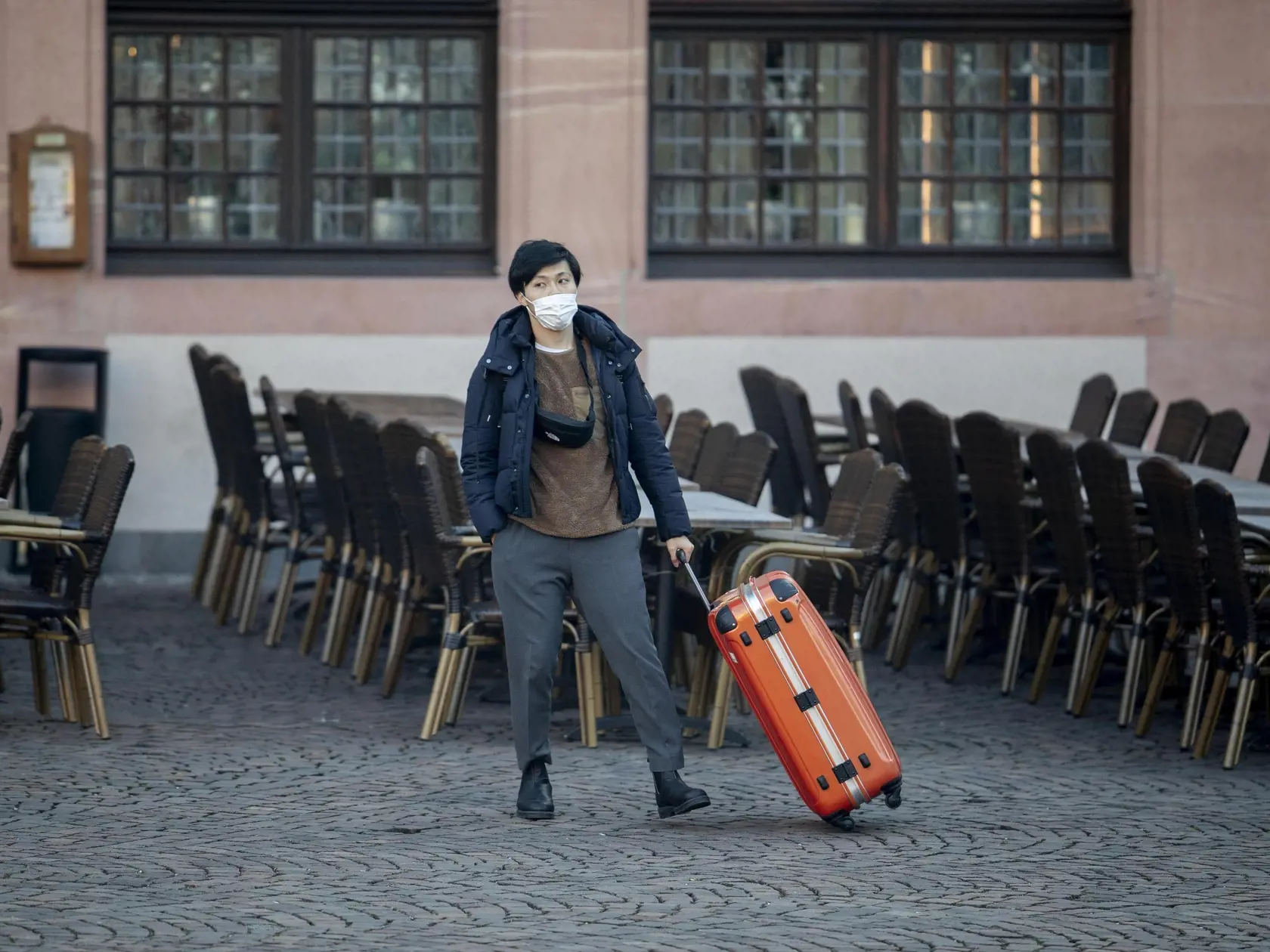 KK24 Frankfurt nad Mohanom - Ázijský turista stojí na námestí Römerberg 7. februára 2020 vo Frankfurte nad Mohanom. Námestie Römerberg patrí k najobľúbenejším turistickým miestom vo Frankfurte nad Mohanom, ktoré každý deň navštívi stovky turistov z Číny. Od prepuknutia koronovírusu sa tu nachádza len málo čínskych turistov. FOTO TASR/AP
An Asian tourist looks around at the Roemerberg square in Frankfurt, Germany, Friday, Feb. 7, 2020. The Roemerberg is Frankfurt's most popular tourist spot with 
