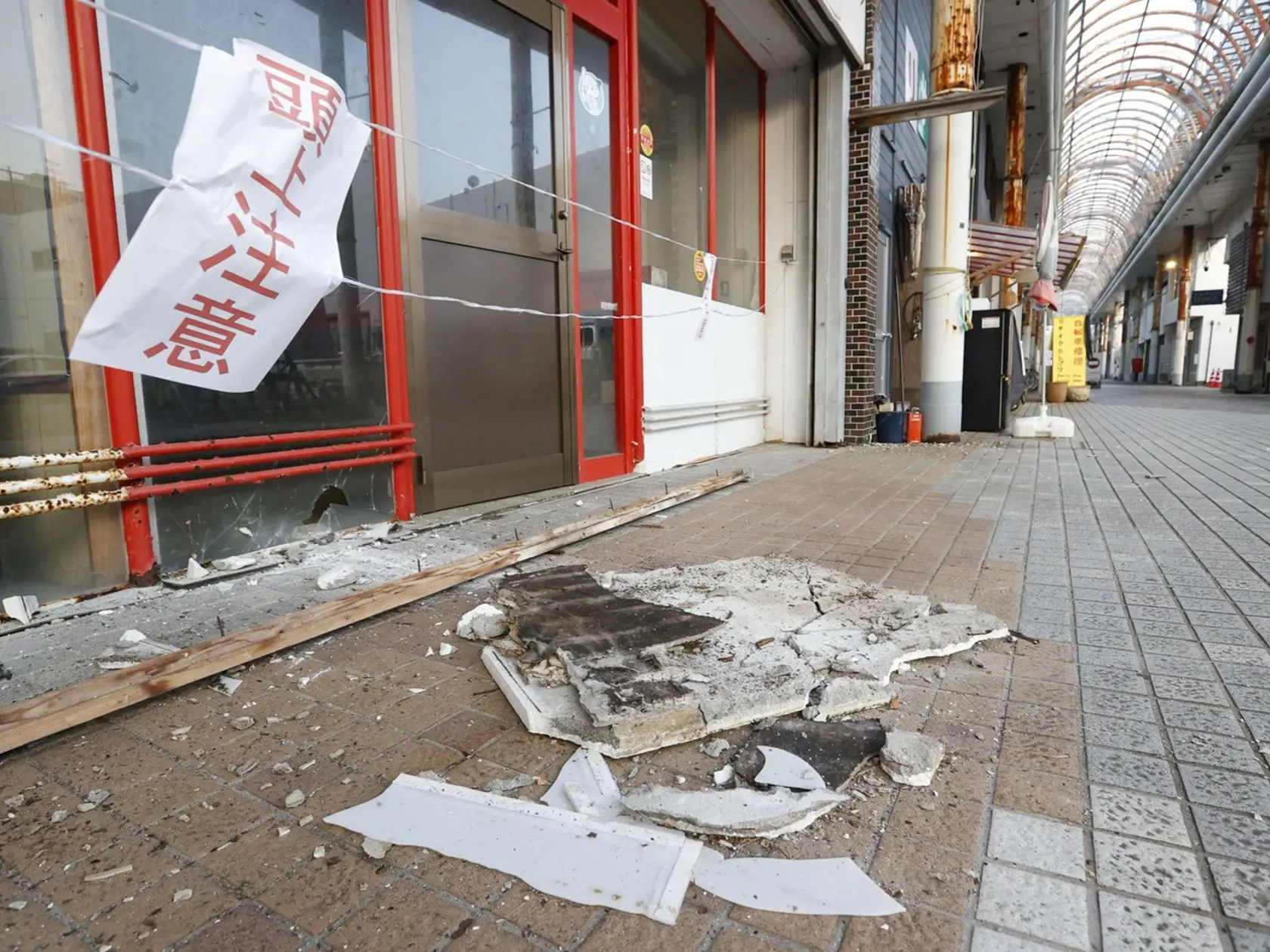 Japonsko zasiahla séria zemetrasení, napáchala obrovské škody.