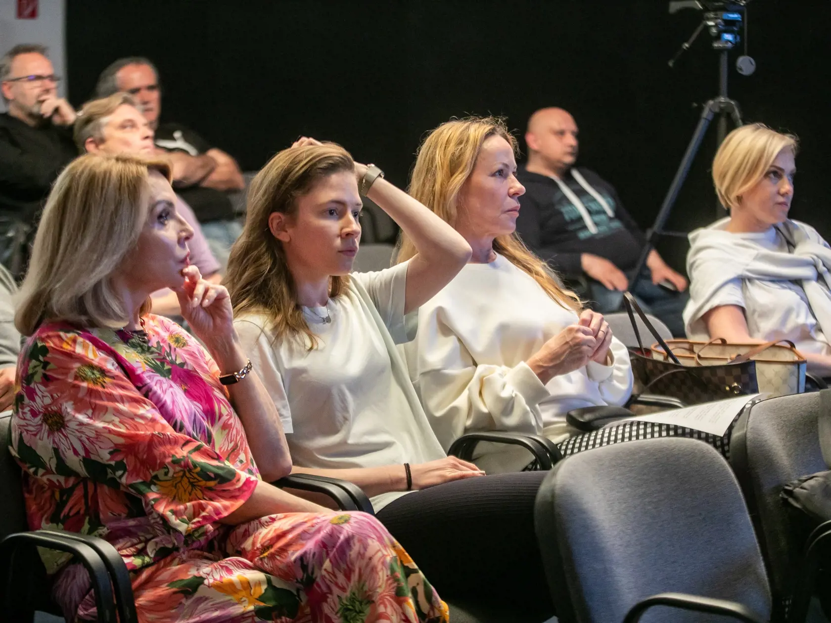 Verejný odpočet činnosti a hospodárenia SND za rok 2021. Nové SND, modrý salónik. Na fotke je Diana Mórová a Zdena Studenková.