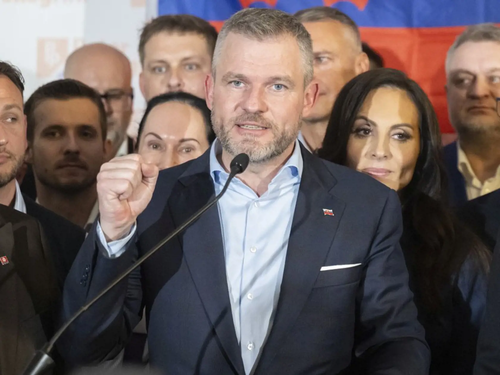  Na Slovensku sa v sobotu konalo v poradí šieste druhé kolo priamej voľby prezidenta Slovenskej republiky. Postúpili do neho Ivan Korčok a Peter Pellegrini. Na snímke predseda Národnej rady (NR) SR a kandidát na prezidenta SR Peter Pellegrini reaguje na predbežné neoficiálne výsledky vo volebnej centrále v nedeľu 7. apríla 2024 v Bratislave. Neoficiálnym víťazom druhého kola prezidentských volieb je Peter Pellegrini s podporou 55,02 percenta. Ivan Korčok získal 44,97 percenta. Vyplýva to z prieb
