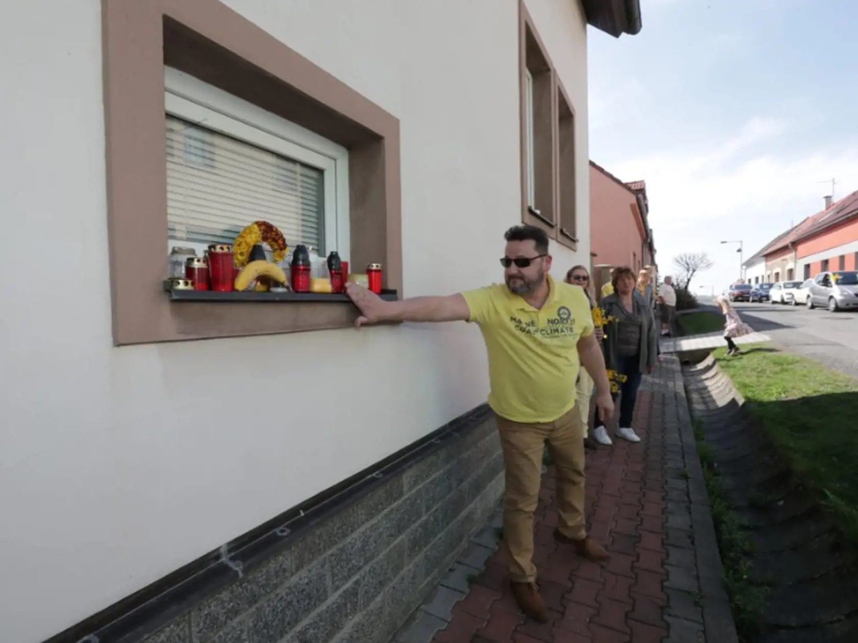 Pohreb Dana Nekonečného. Nechýba záplava žltej, samba tanečnice a havajské vence.